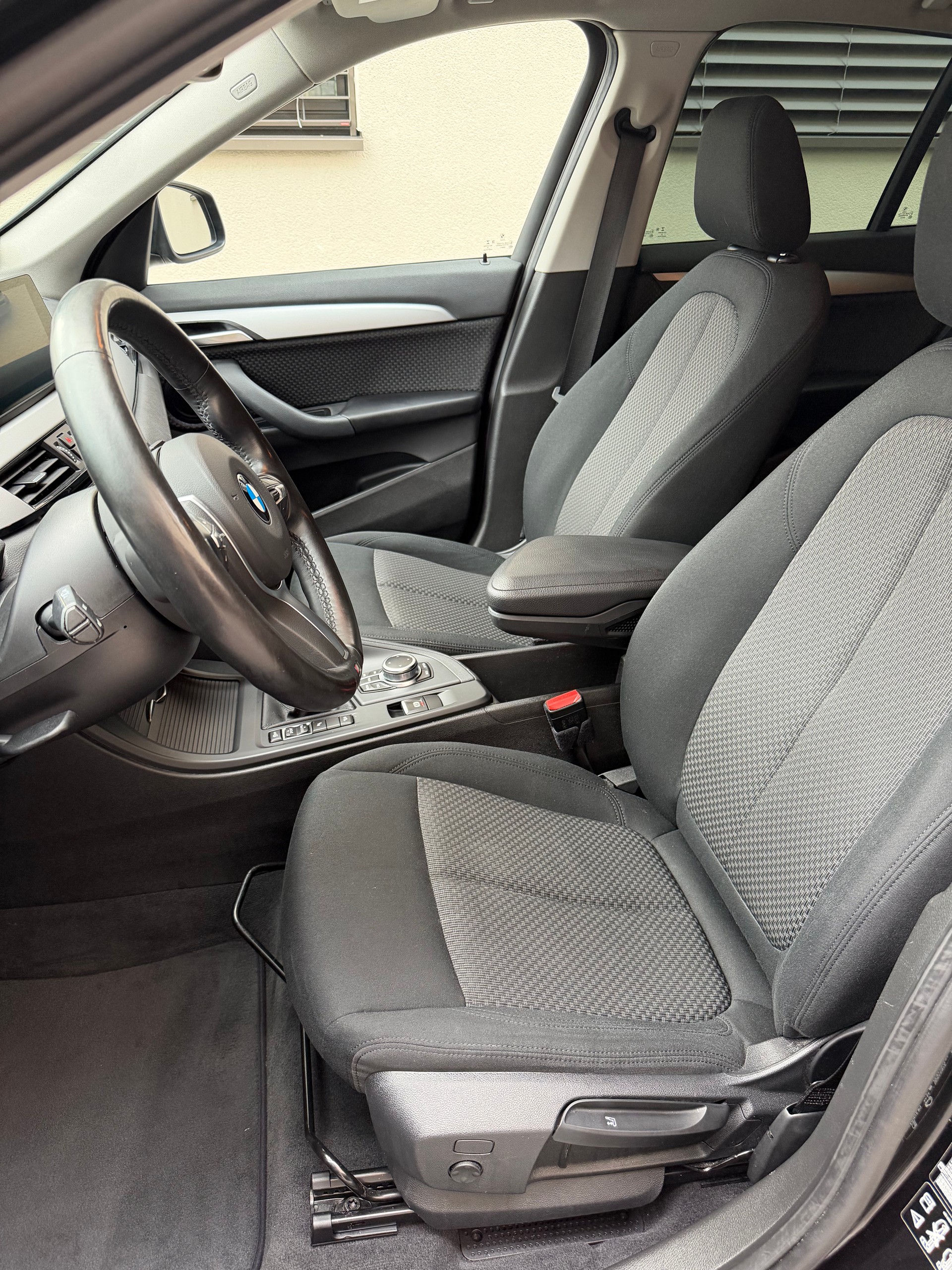 BMW 18d xDrive-image-7