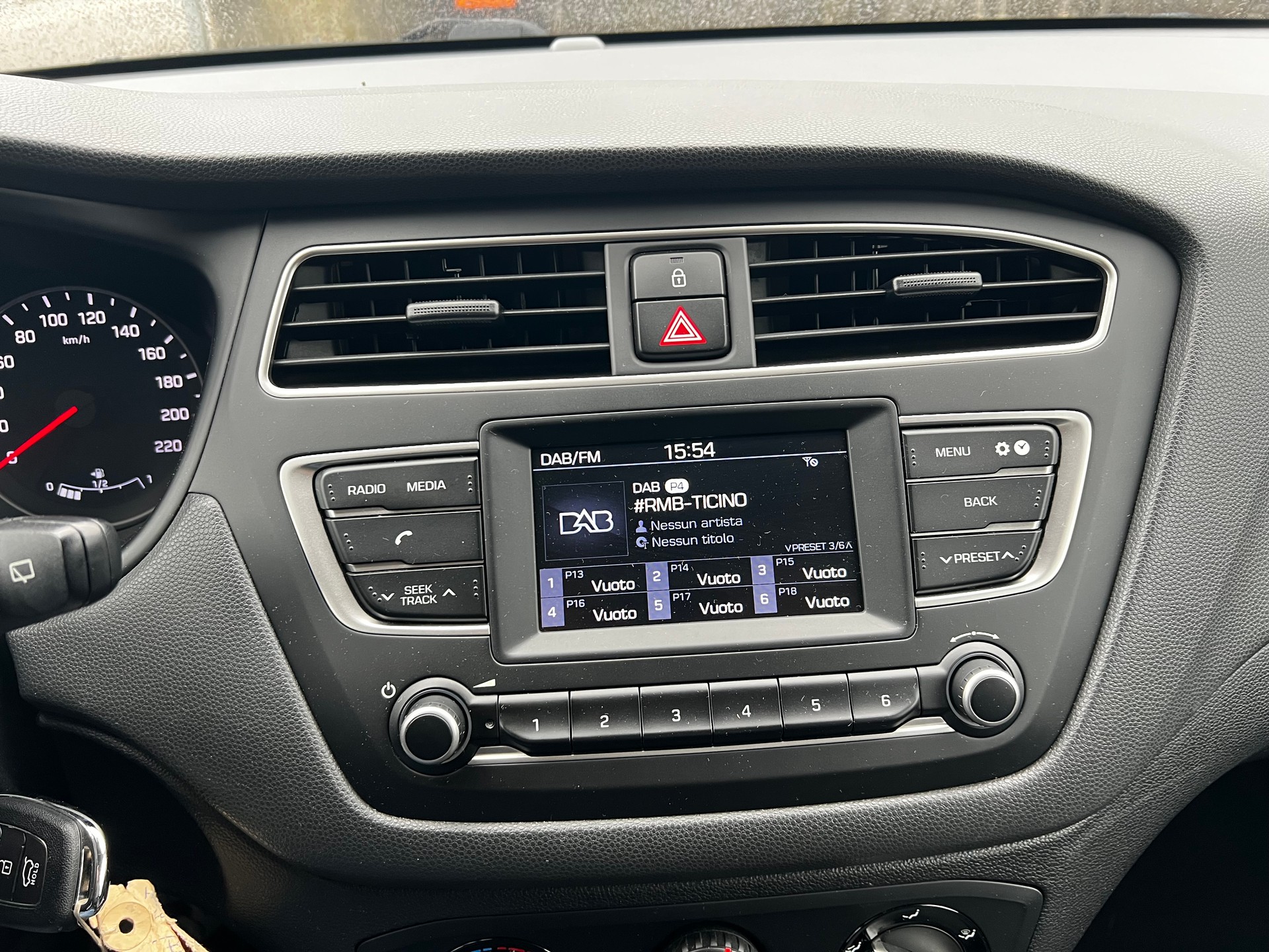 HYUNDAI i20 Active 1.0 T-GDi Amplia DCT-image-9