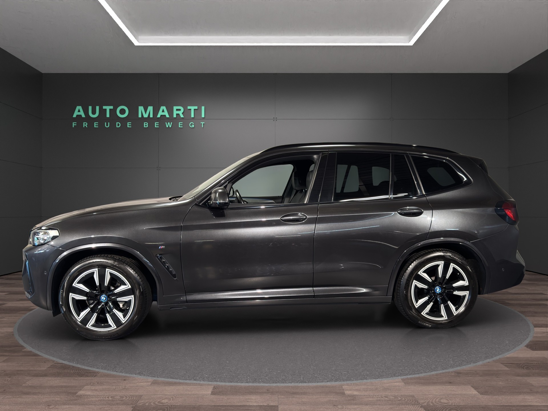 BMW iX3 E-Motor-showroom-element-2