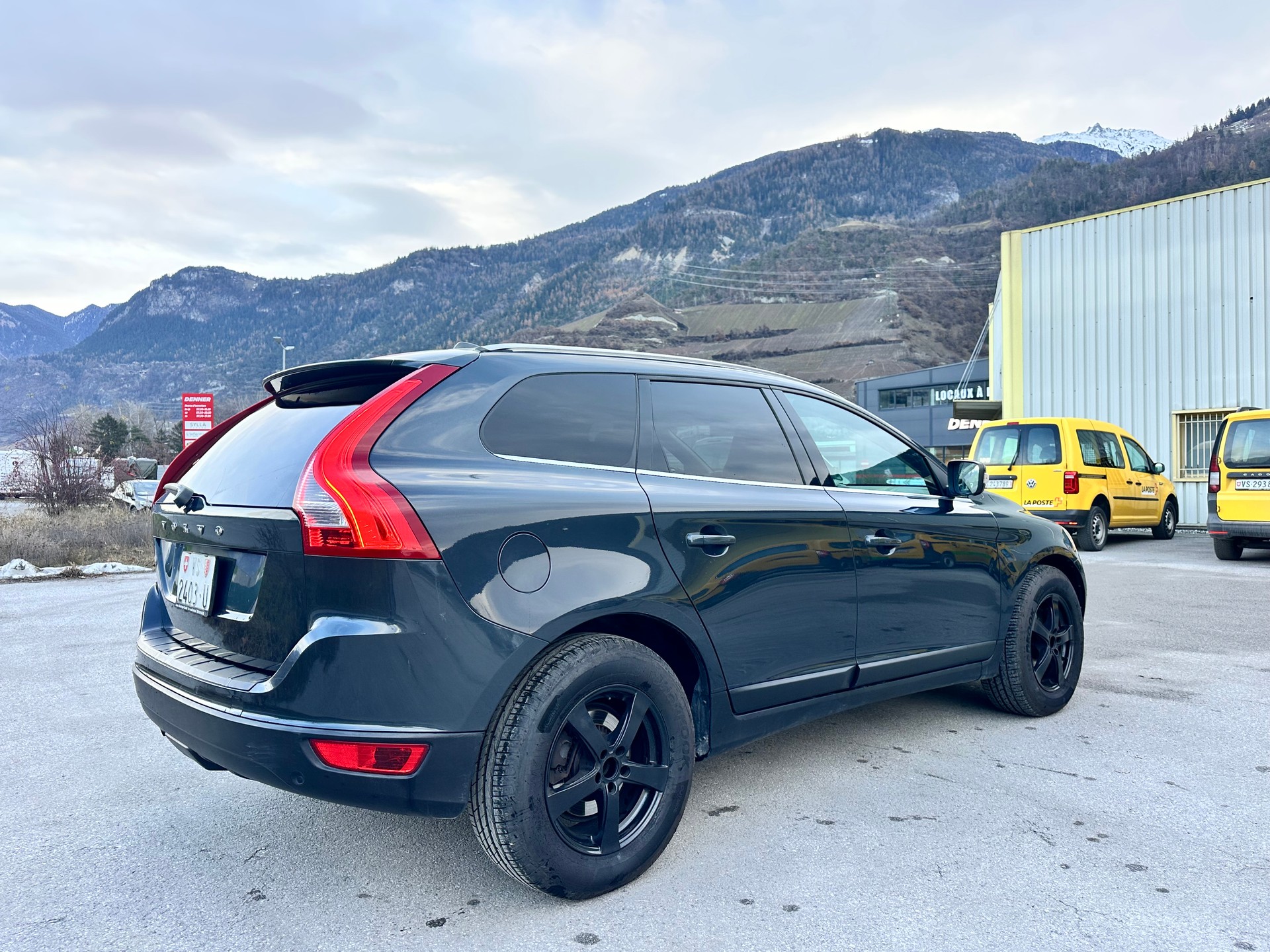 VOLVO XC60 D5 AWD Momentum Geartronic-image-4