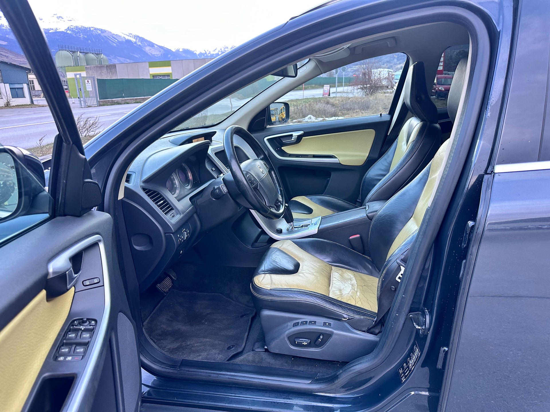 VOLVO XC60 D5 AWD Momentum Geartronic-image-8