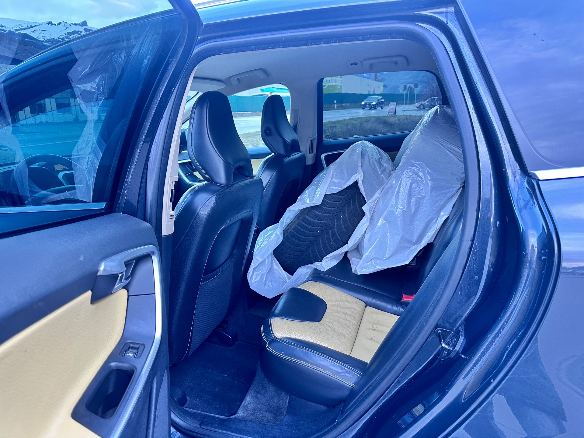 VOLVO XC60 D5 AWD Momentum Geartronic-image-14
