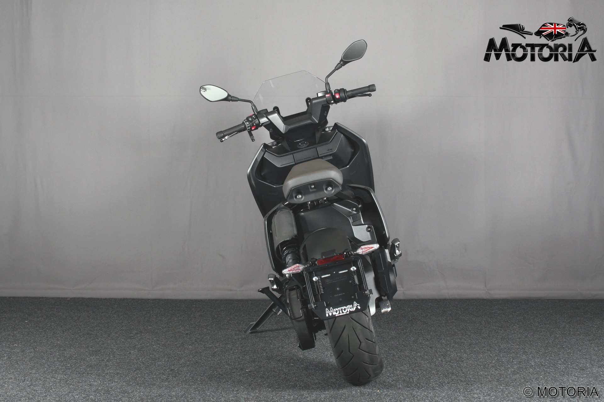 BMW CE 04-showroom-element-3