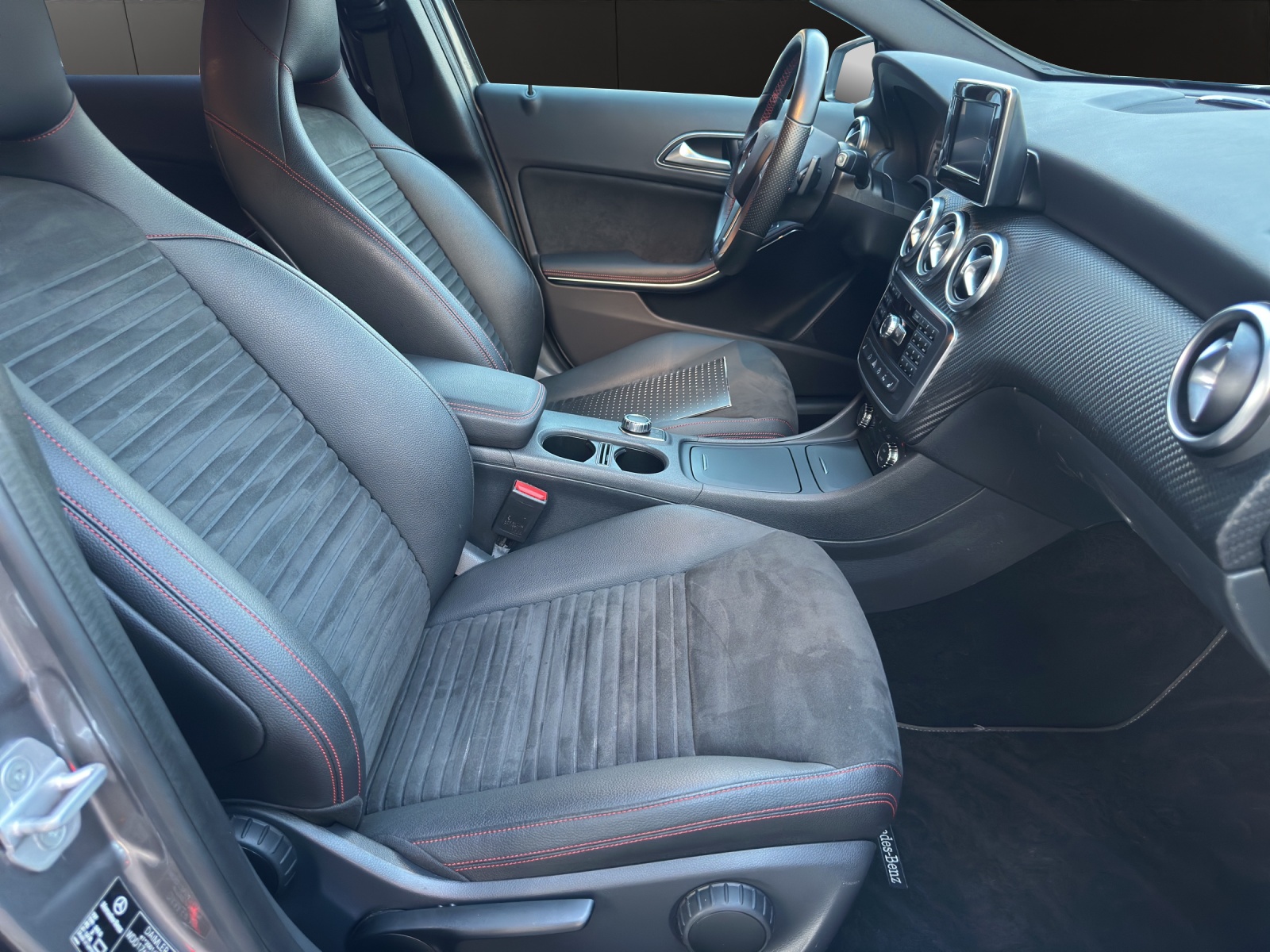 MERCEDES-BENZ A 180 AMG Line-image-14