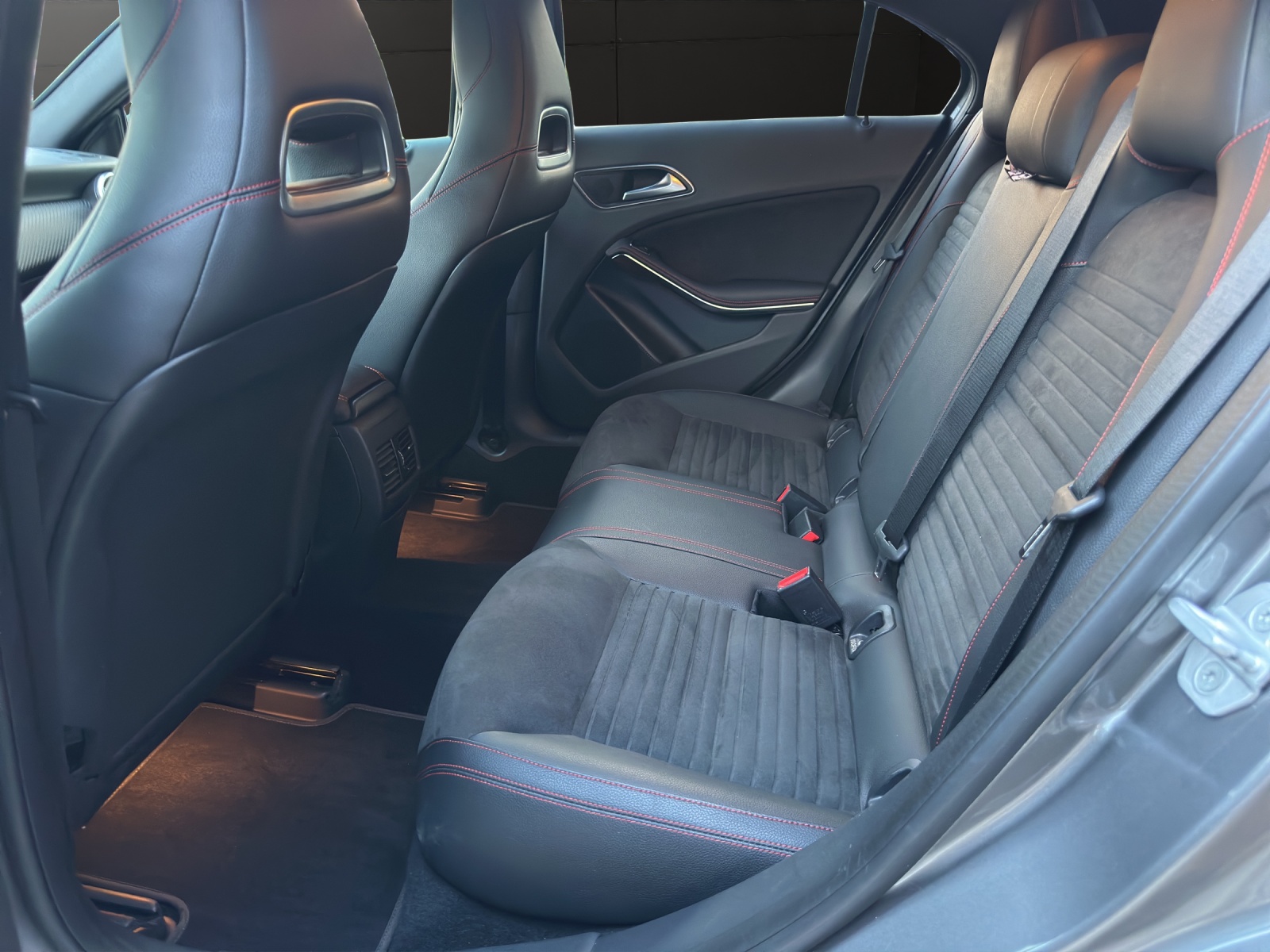 MERCEDES-BENZ A 180 AMG Line-image-11