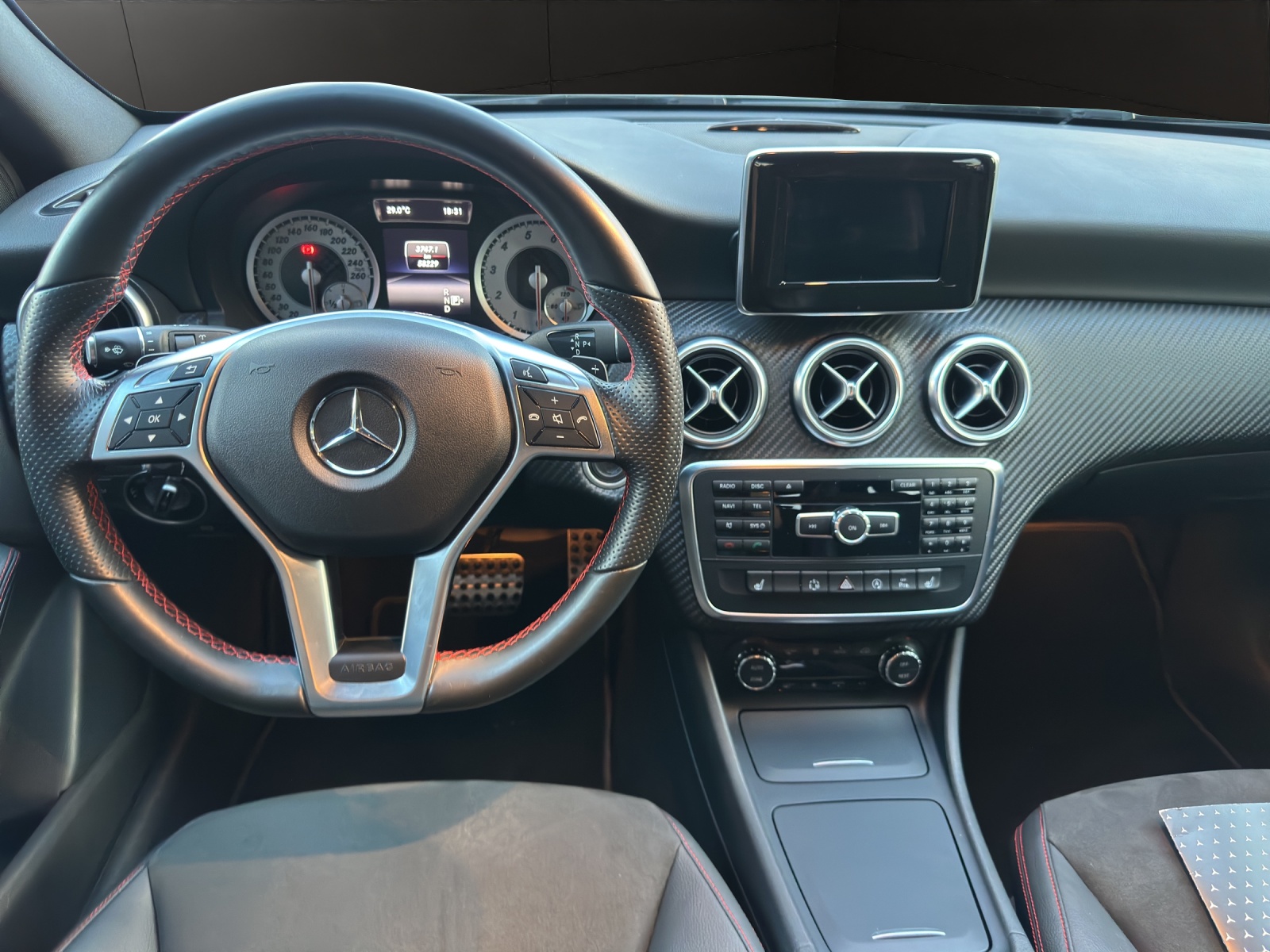 MERCEDES-BENZ A 180 AMG Line-image-9