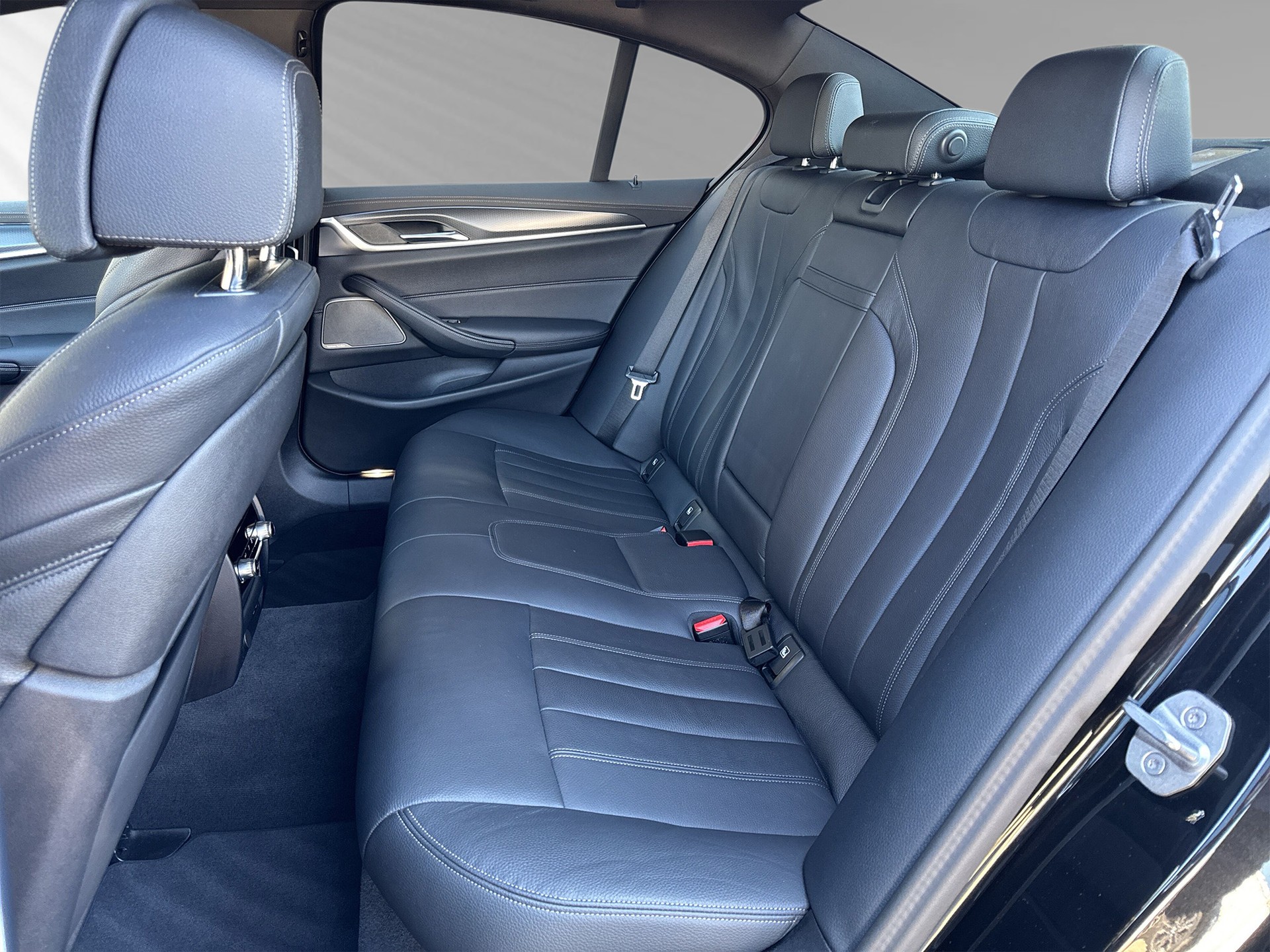 BMW 545e xDrive M Sport Steptronic-image-6