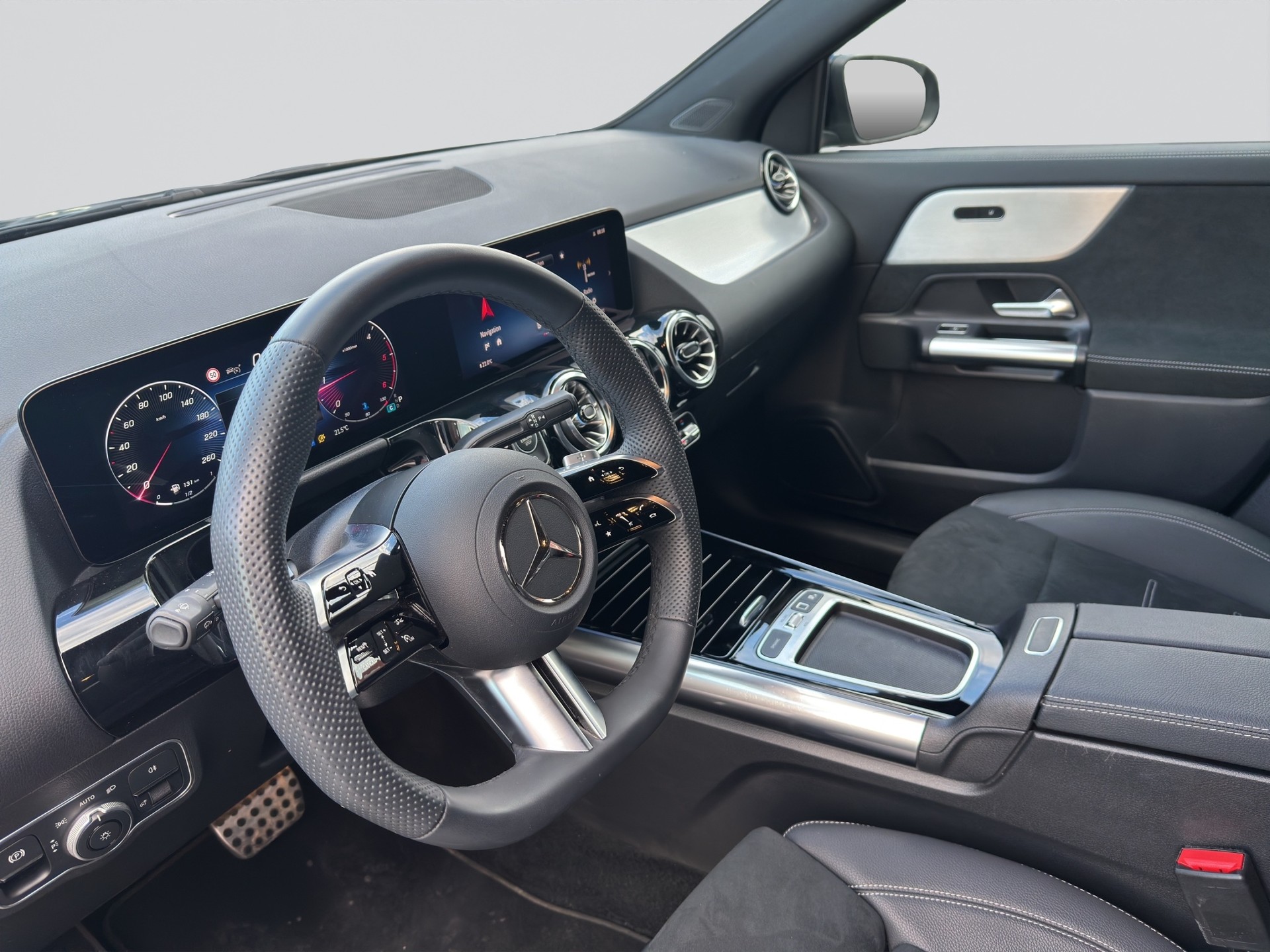 MERCEDES-BENZ GLA 200d AMG Line Night 8G-DCT-image-9