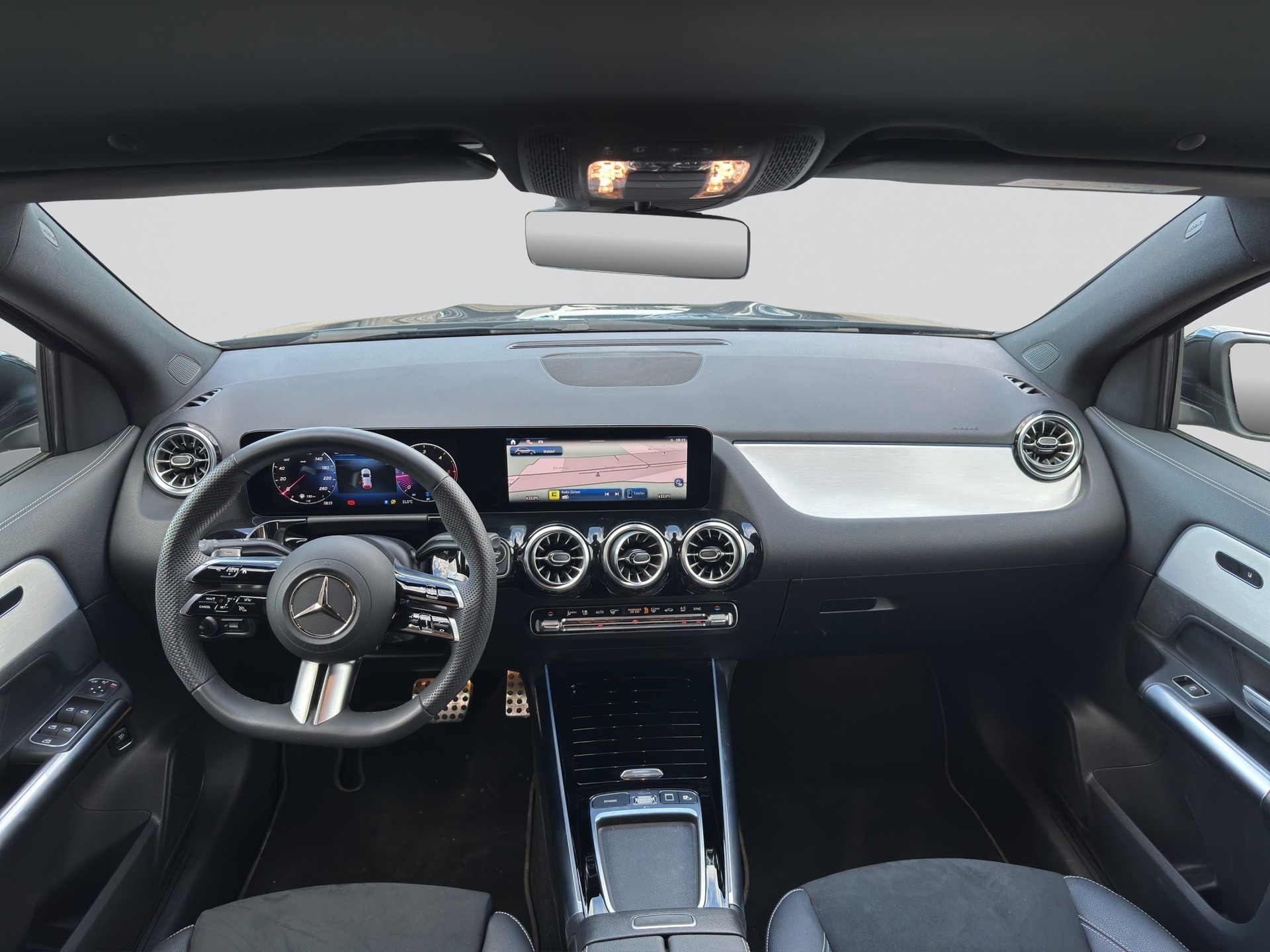 MERCEDES-BENZ GLA 200d AMG Line Night 8G-DCT-image-13