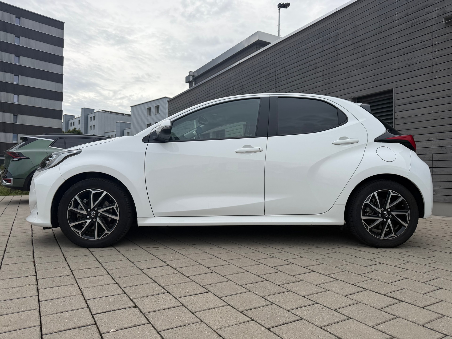 TOYOTA Yaris 1.5 Trend e-CVT-image-4