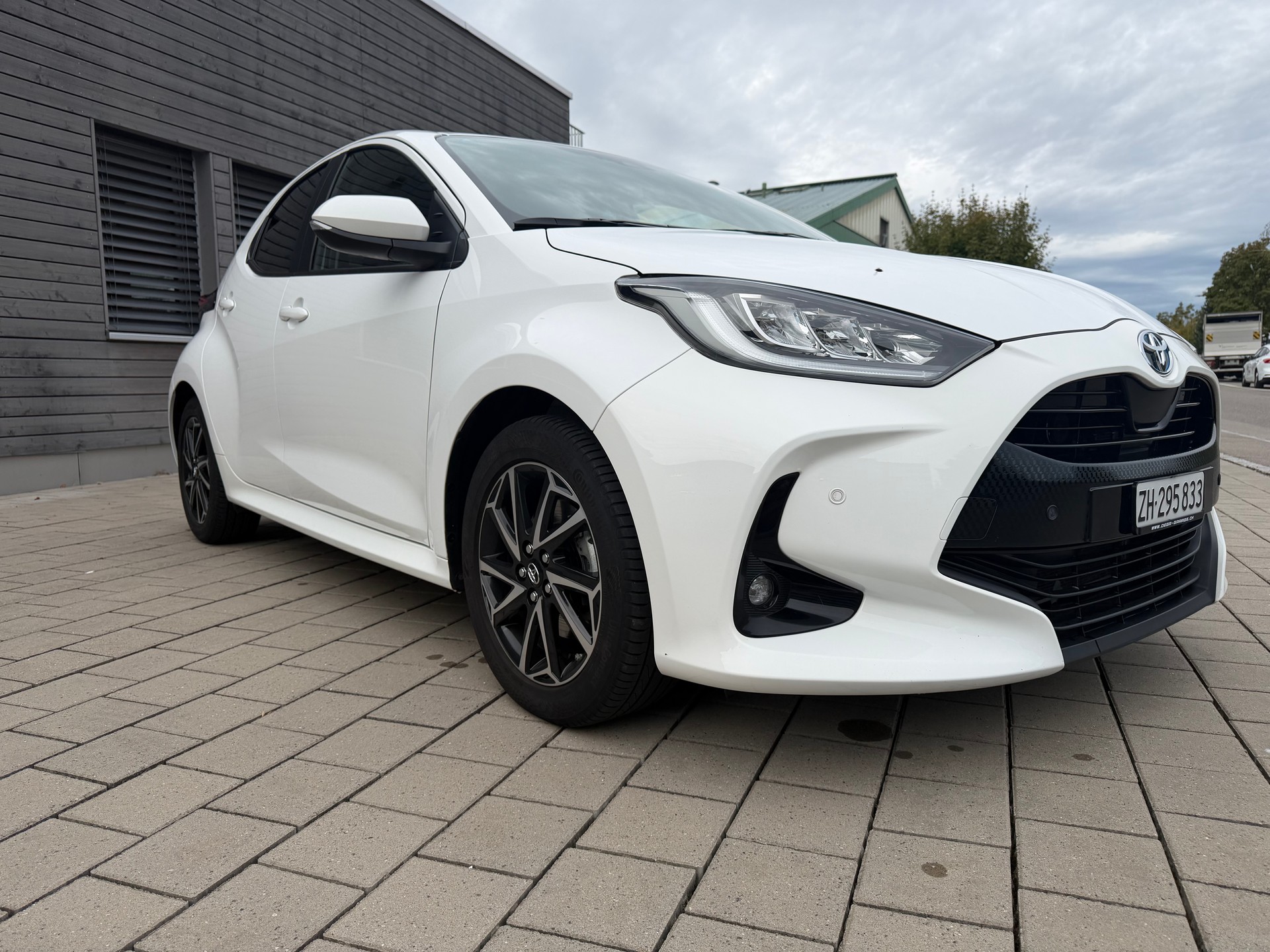 TOYOTA Yaris 1.5 Trend e-CVT-image-2