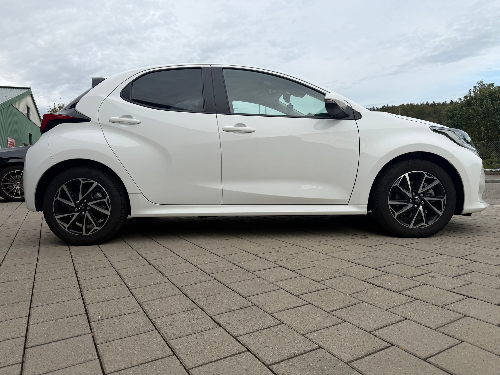 TOYOTA Yaris 1.5 Trend e-CVT-image-3