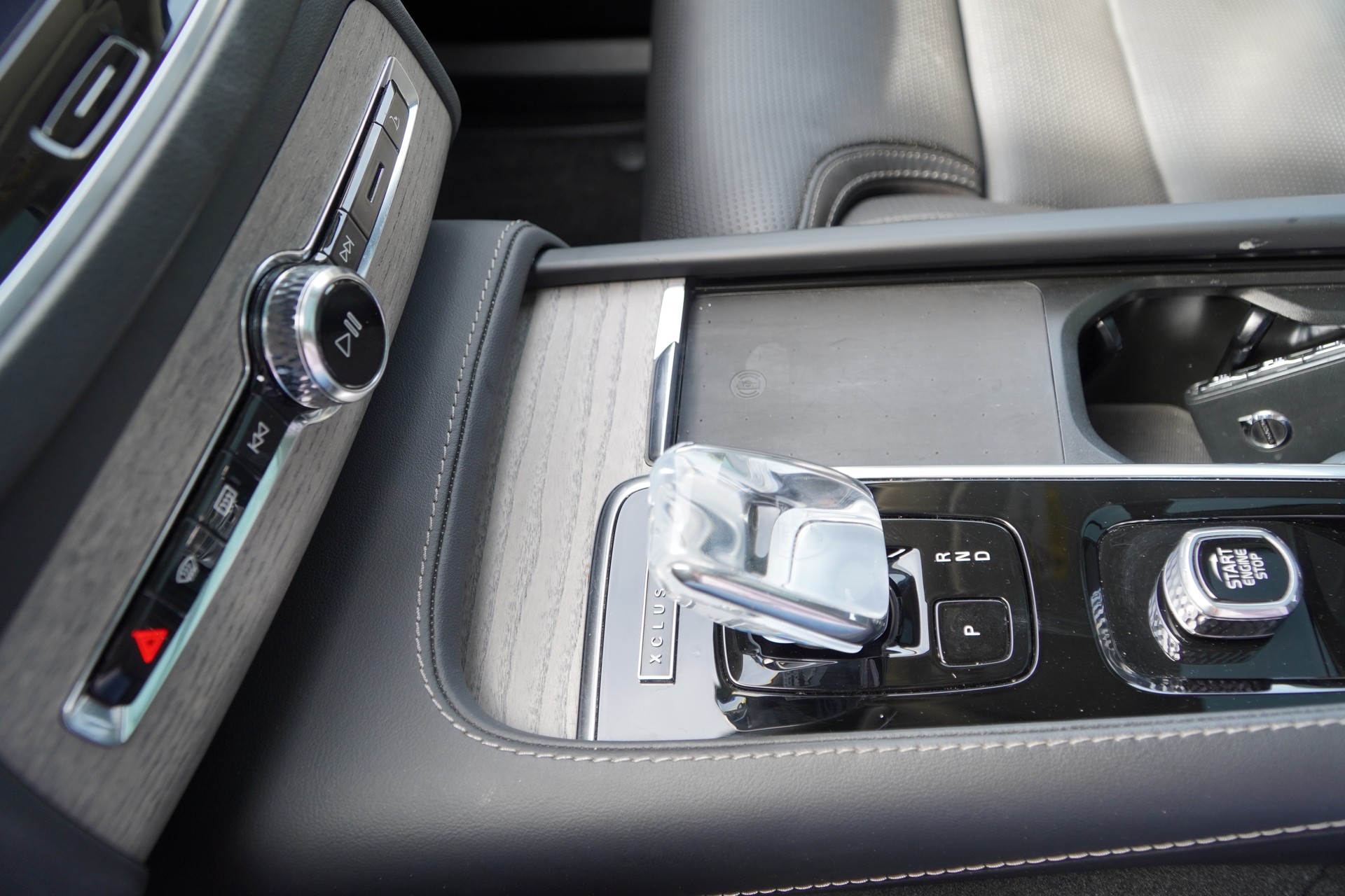 VOLVO XC90 T8 eAWD PluginHybrid XCLUSIVE 7P Ultimate Dark Geartronic-image-24