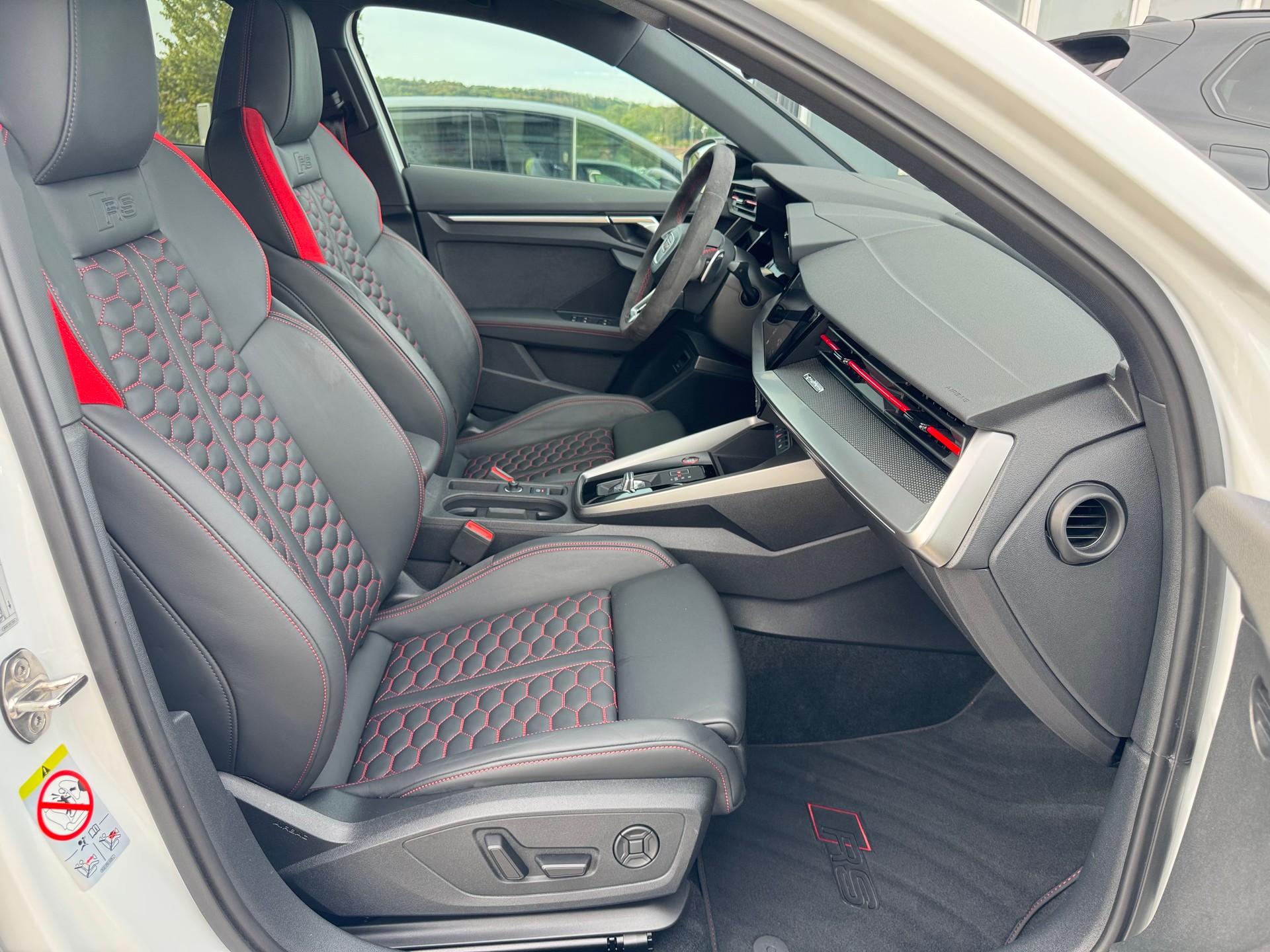AUDI RS3 Sportback 2.5 TSI quattro S-tronic-image-5