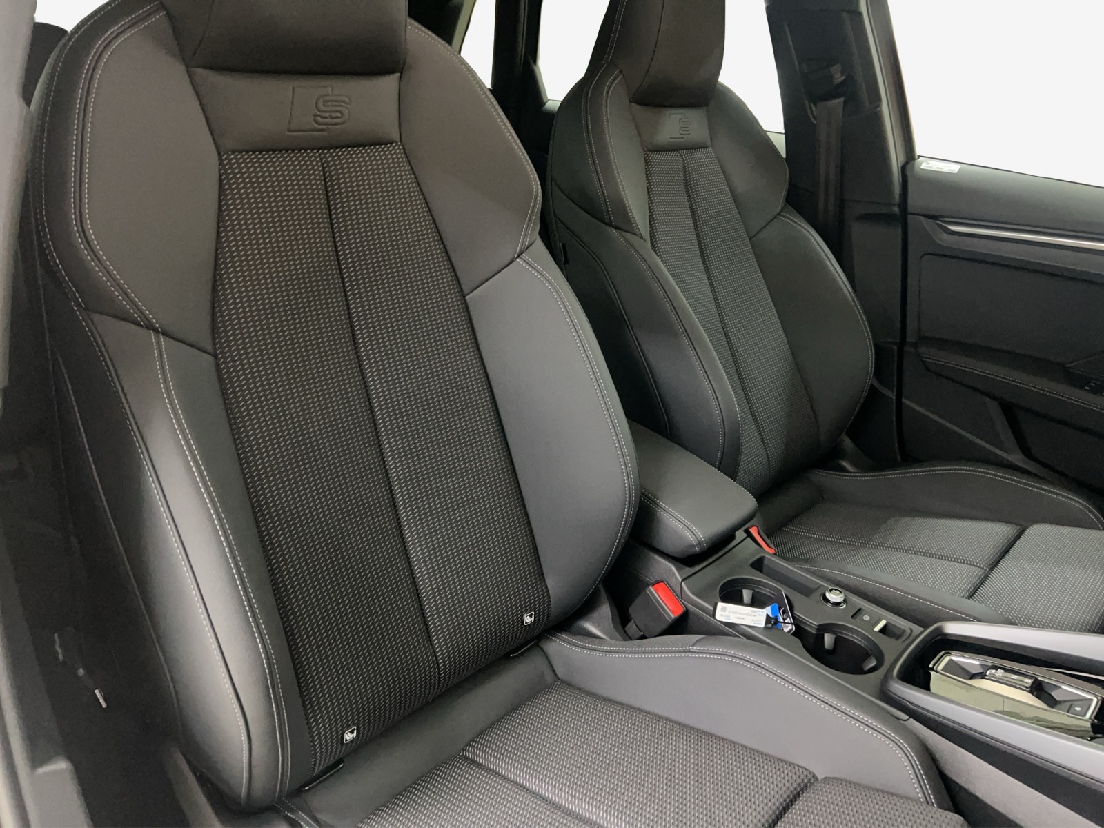 AUDI A3 Sportback TFSI 110 kW S line Attraction S tronic-image-14
