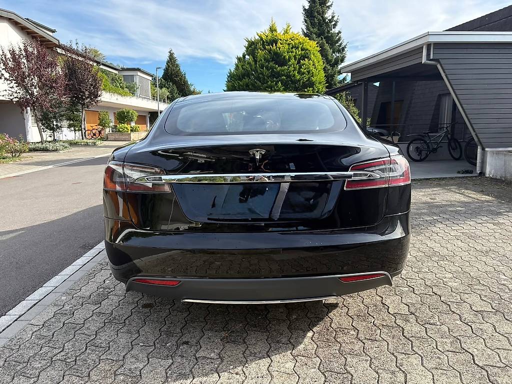 TESLA Model S 85 D-image-1