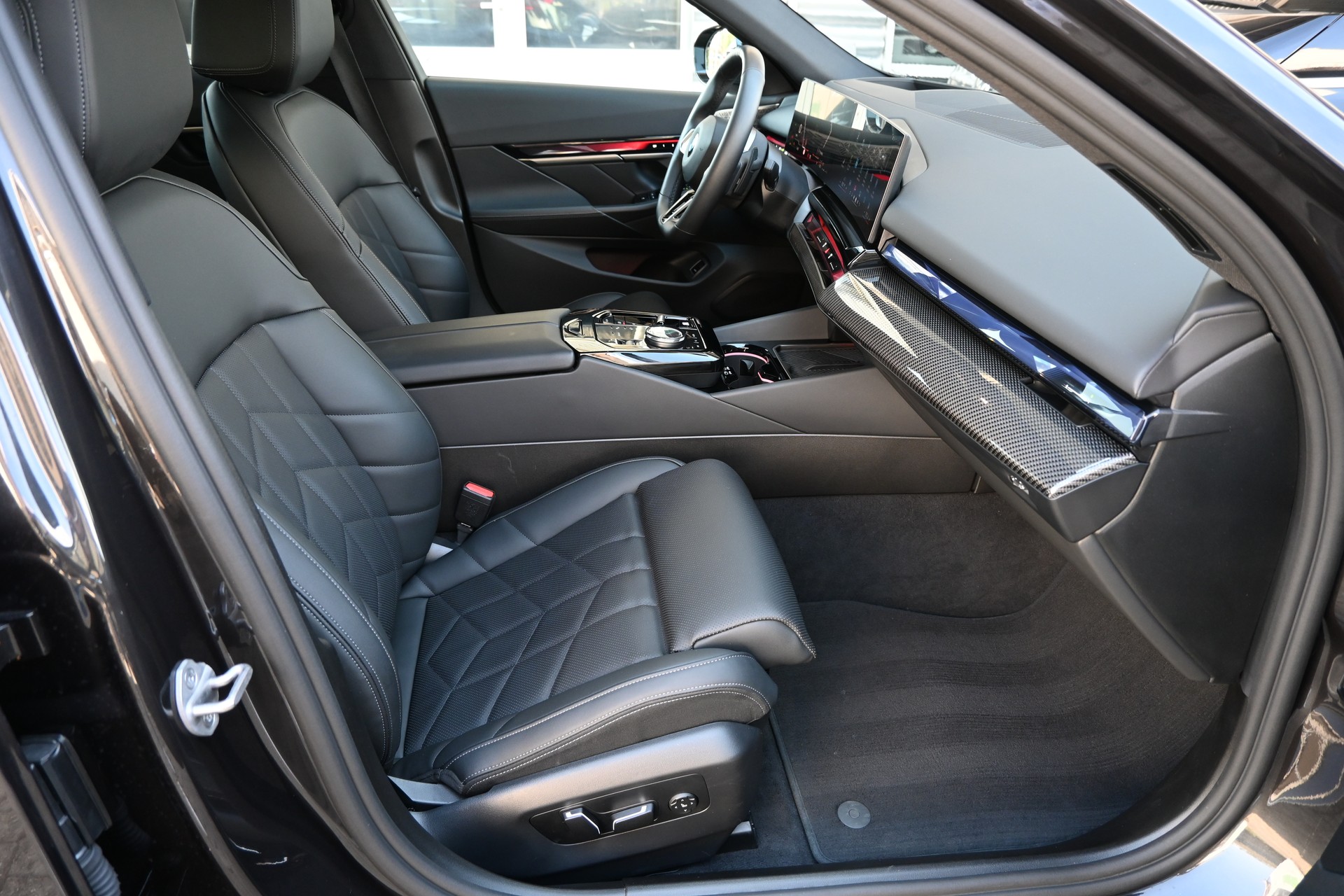 BMW 540d xDrive 48V M Sport Pro Steptronic-image-11