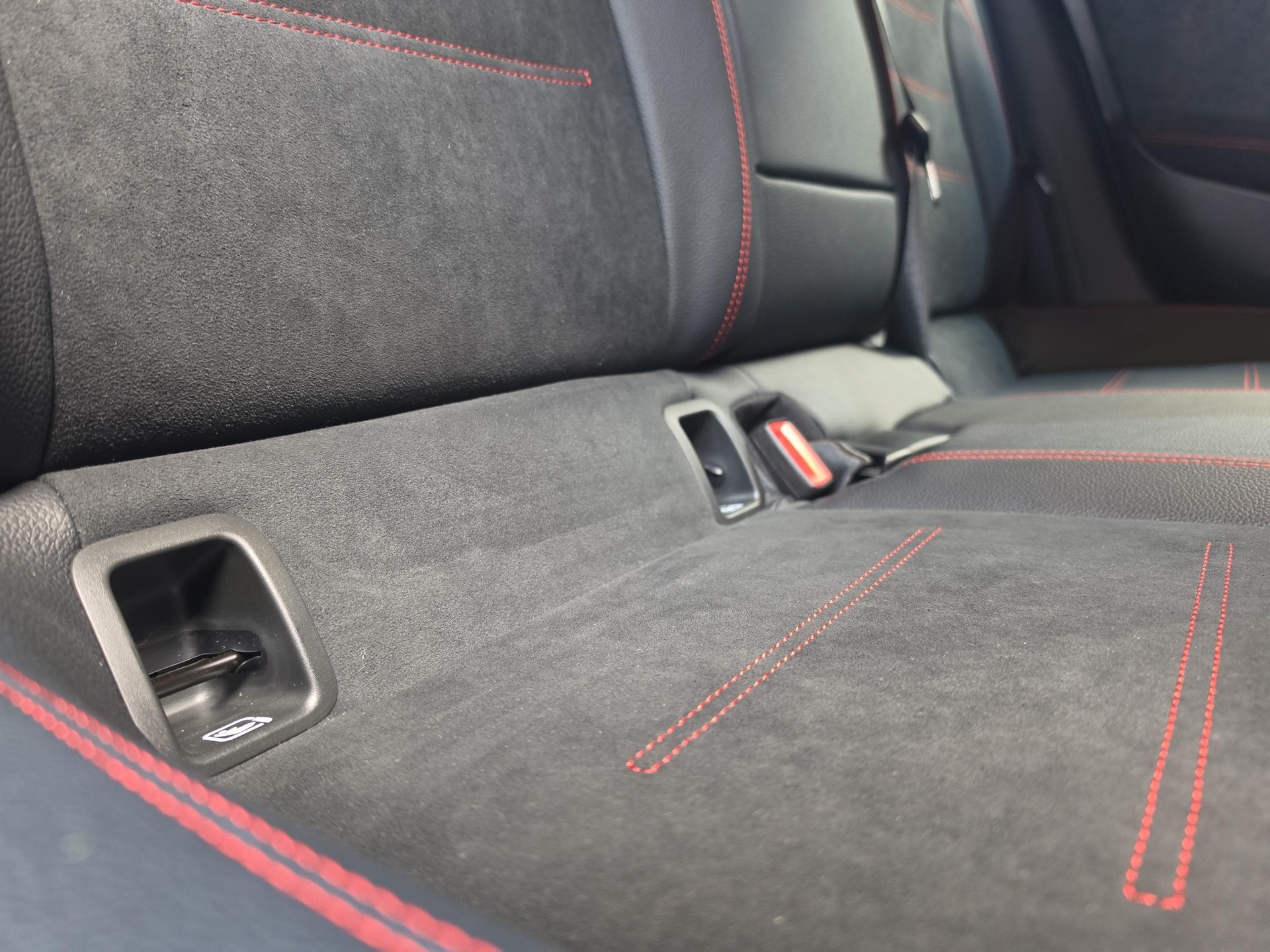 MERCEDES-BENZ A 250 e EQ Star AMG Line-image-12
