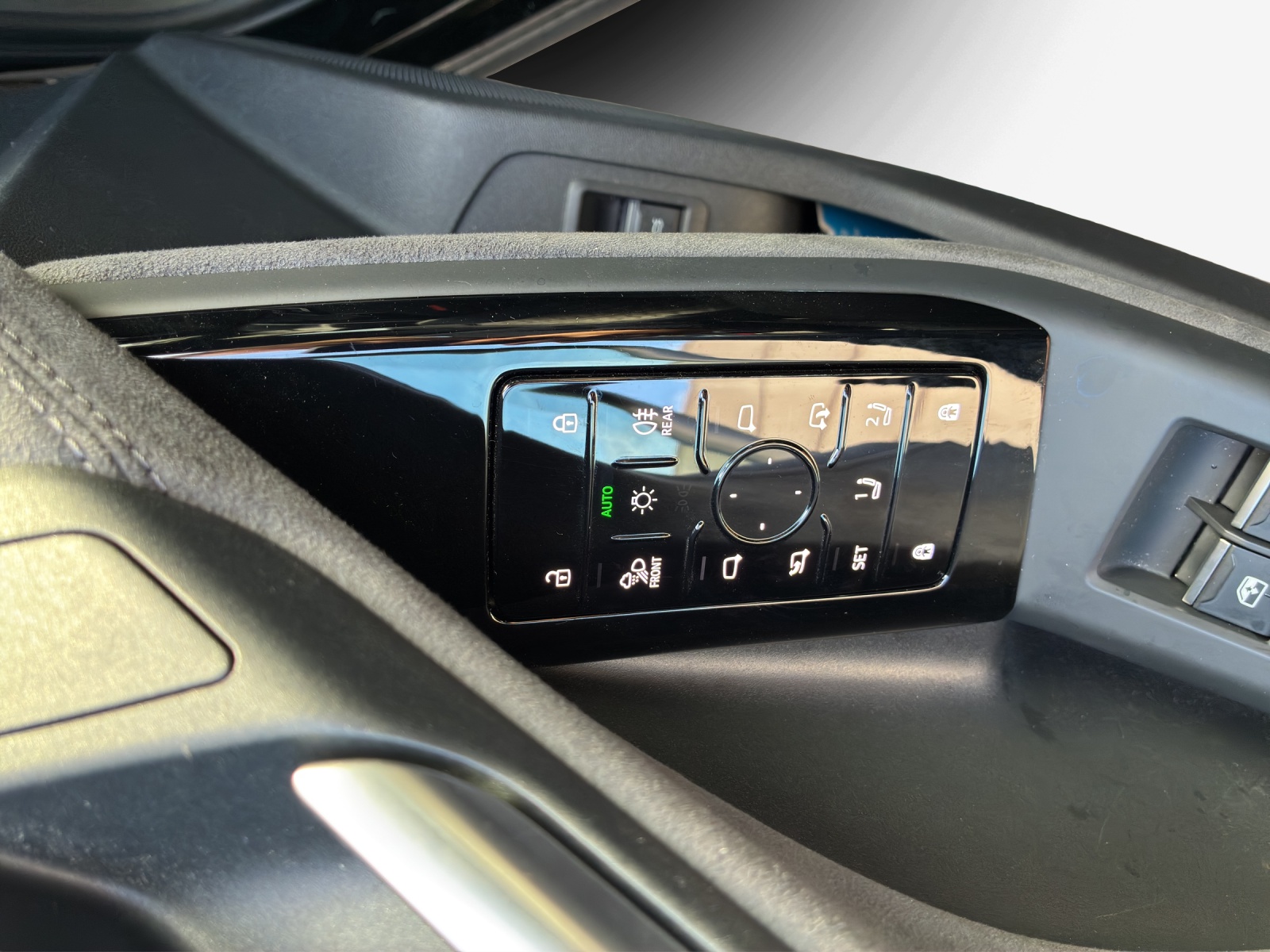 AUDI SQ6 e-tron quattro-image-15