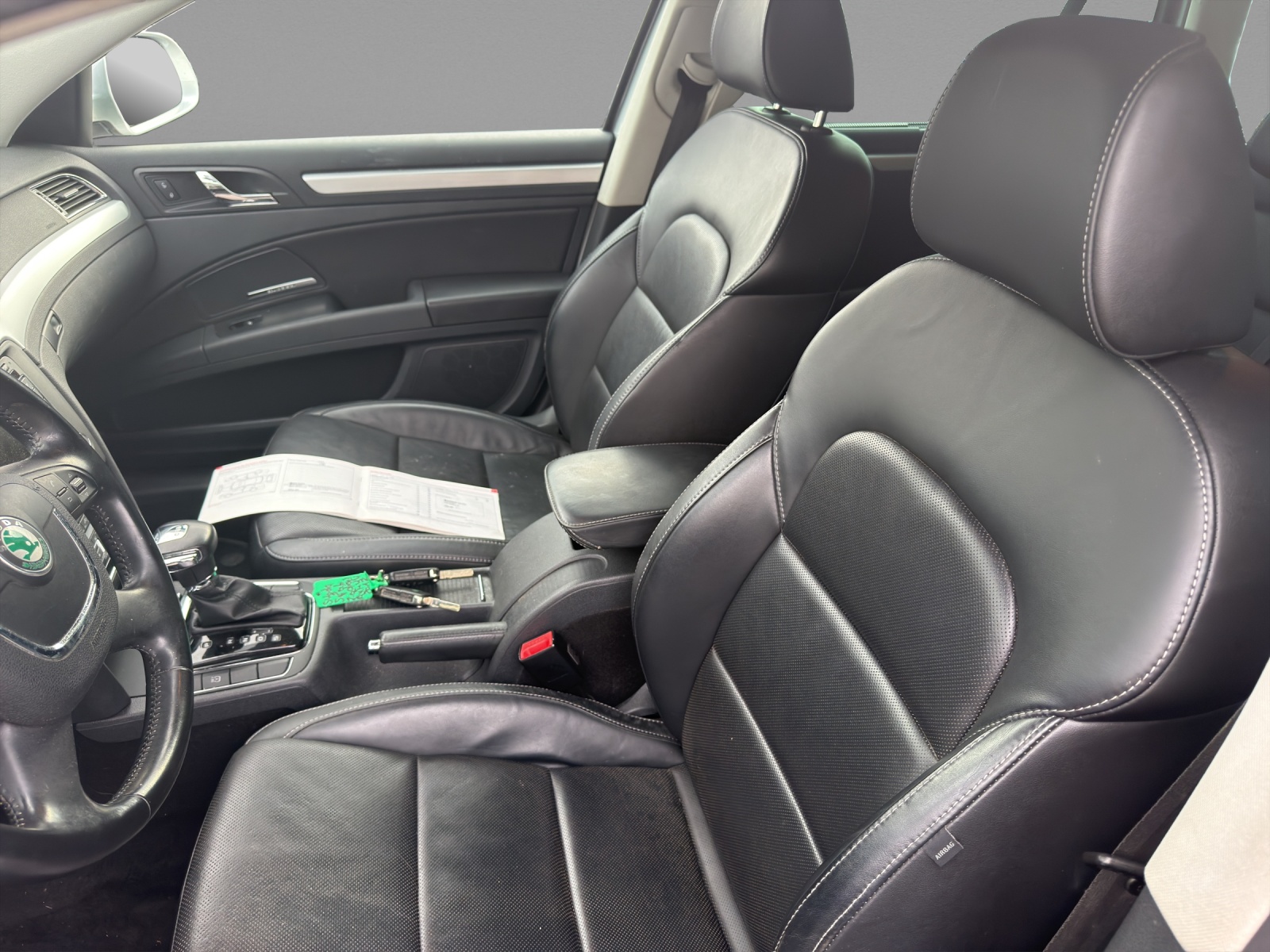 SKODA Superb Combi 2.0 TDi Elegance-image-6