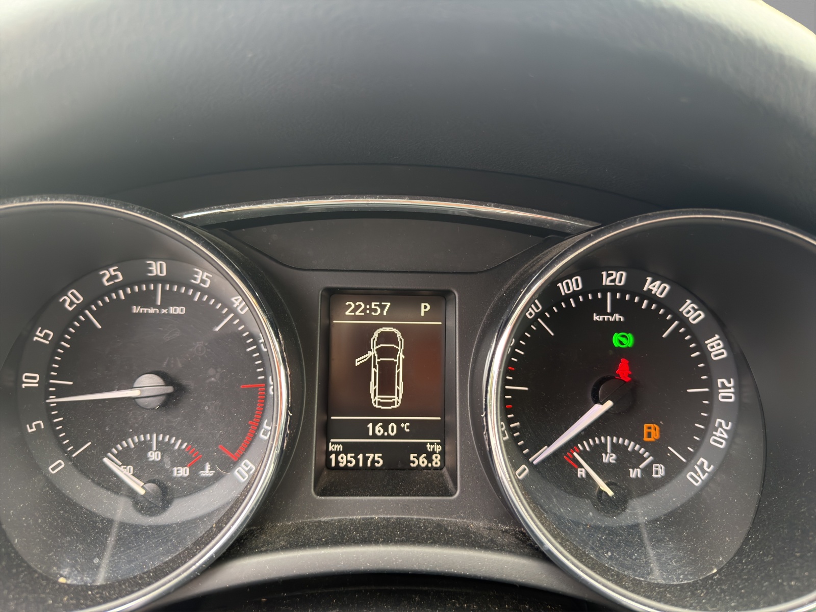 SKODA Superb Combi 2.0 TDi Elegance-image-8