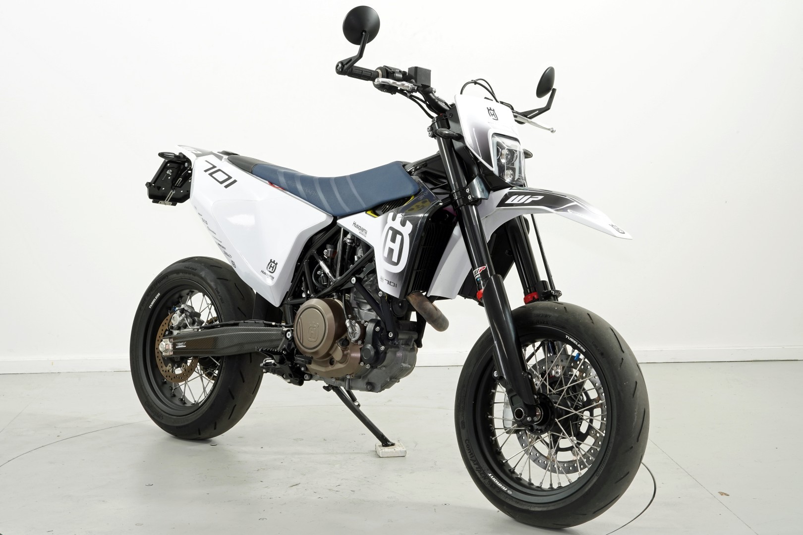HUSQVARNA 701 Supermoto ABS-showroom-element-1