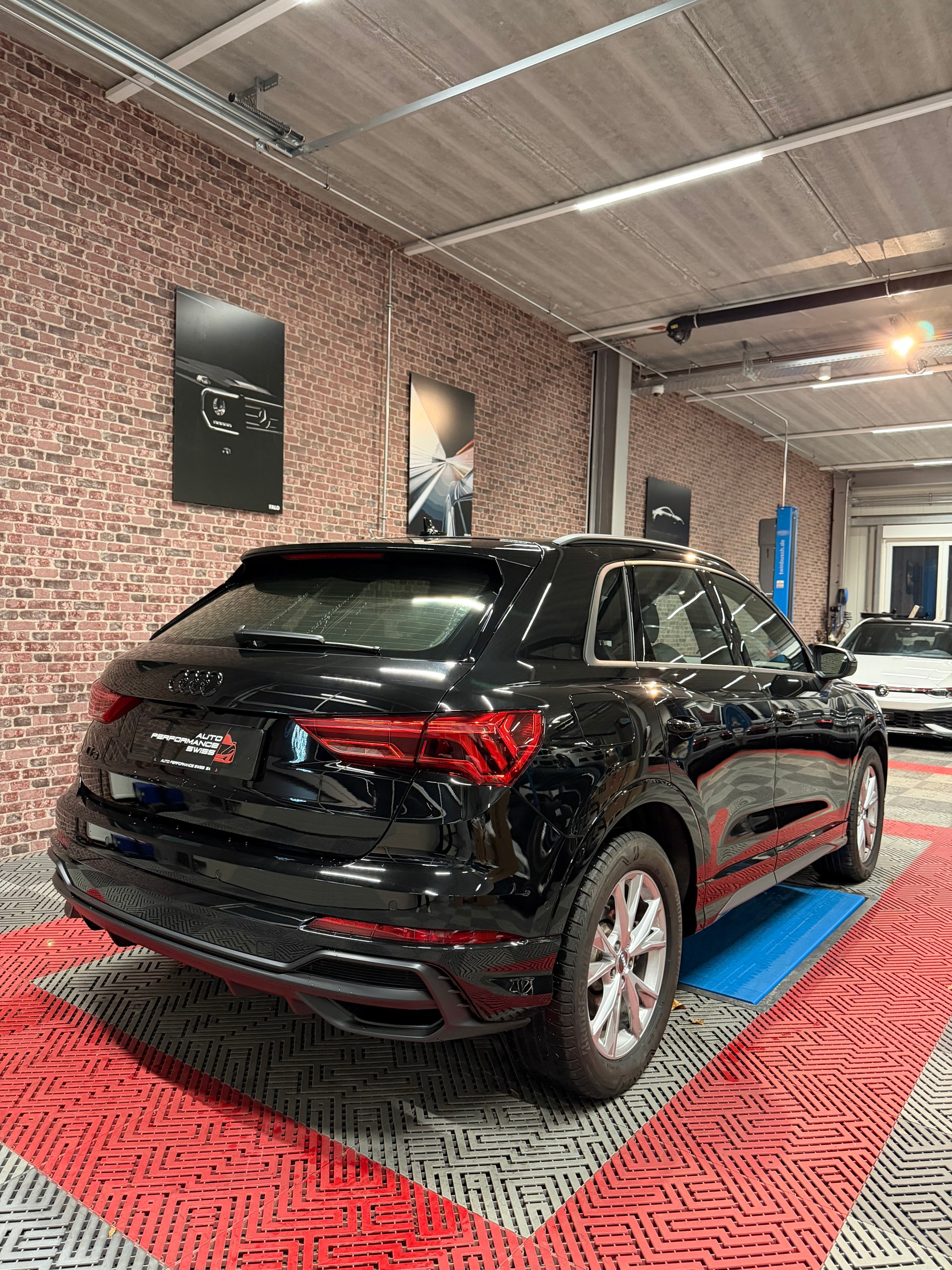 AUDI Q3 40 TFSI S line quattro S-tronic-image-3