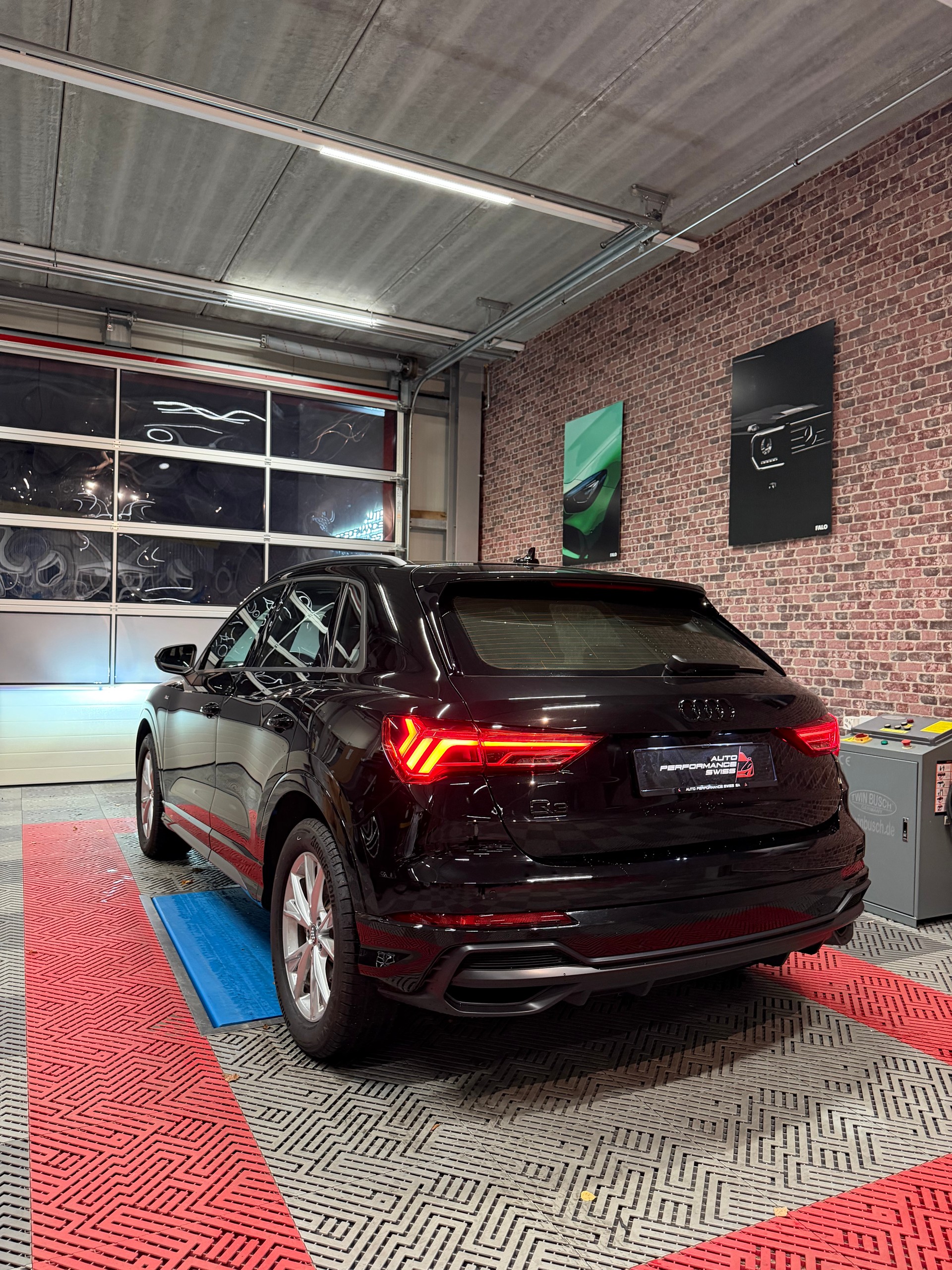 AUDI Q3 40 TFSI S line quattro S-tronic-image-2