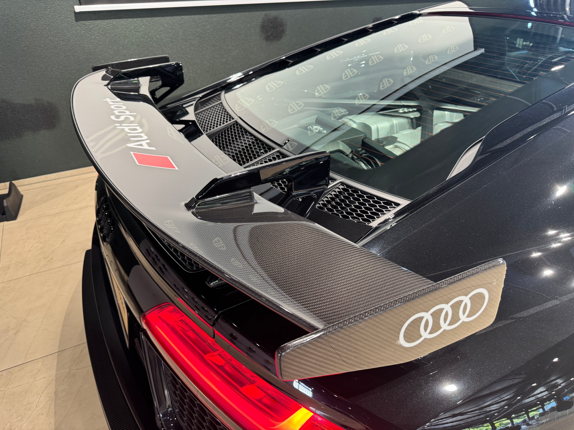 AUDI R8 Coupé 5.2 S-Tronic-image-7