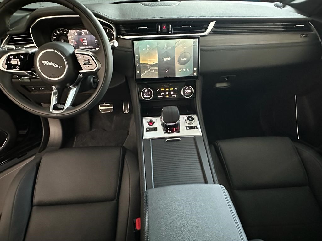 JAGUAR F-Pace 2.0 D200 MHEV SE AWD-image-4