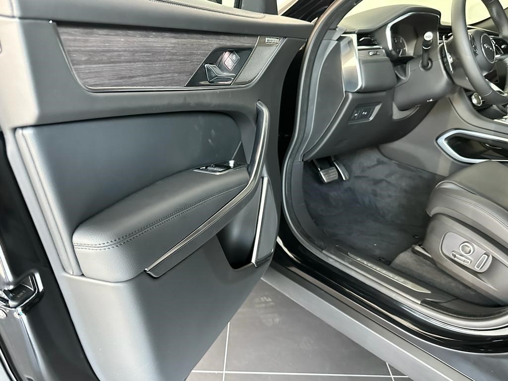 JAGUAR F-Pace 2.0 D200 MHEV SE AWD-image-5