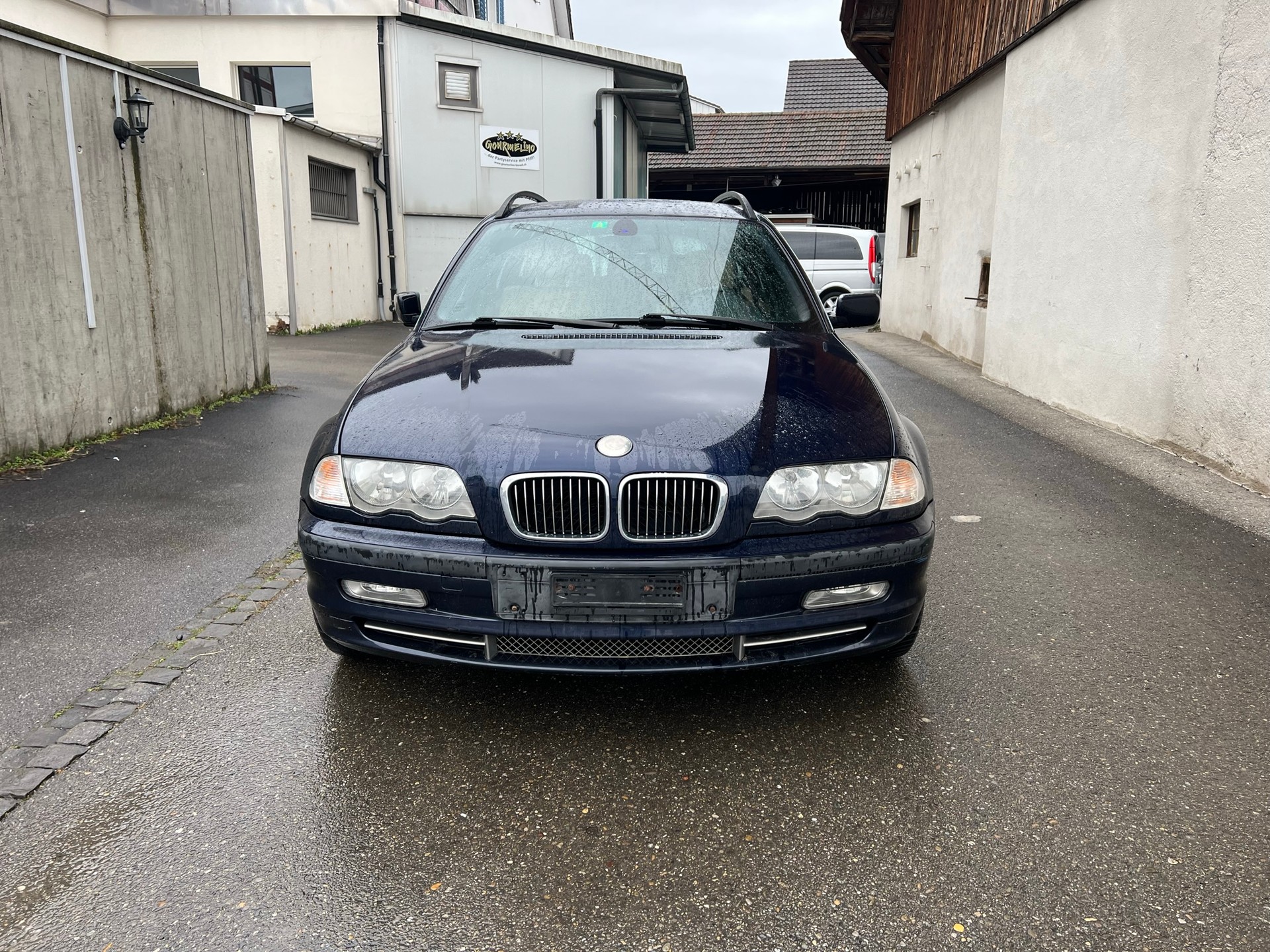 BMW 330xi Touring-image-0
