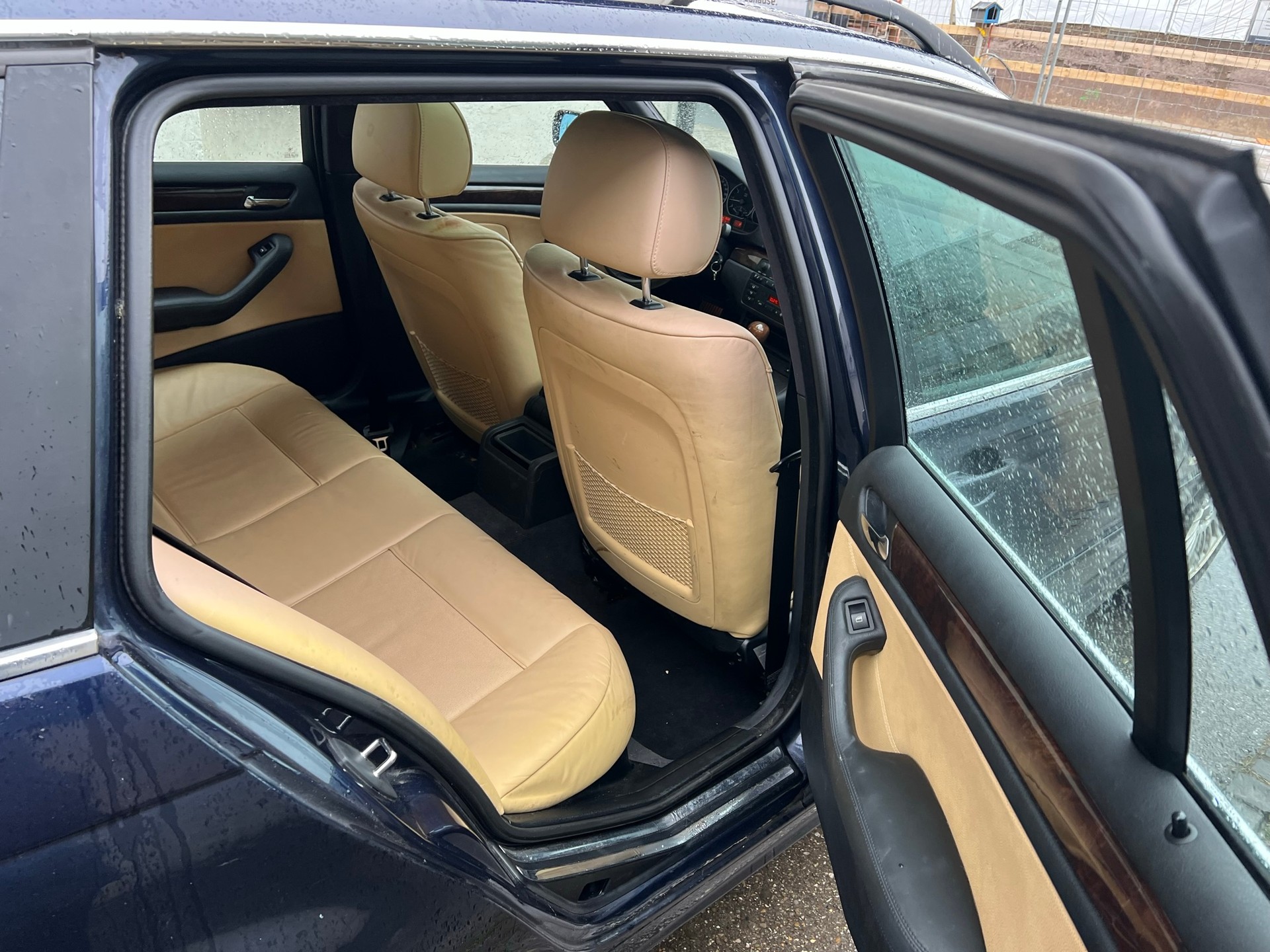 BMW 330xi Touring-image-10