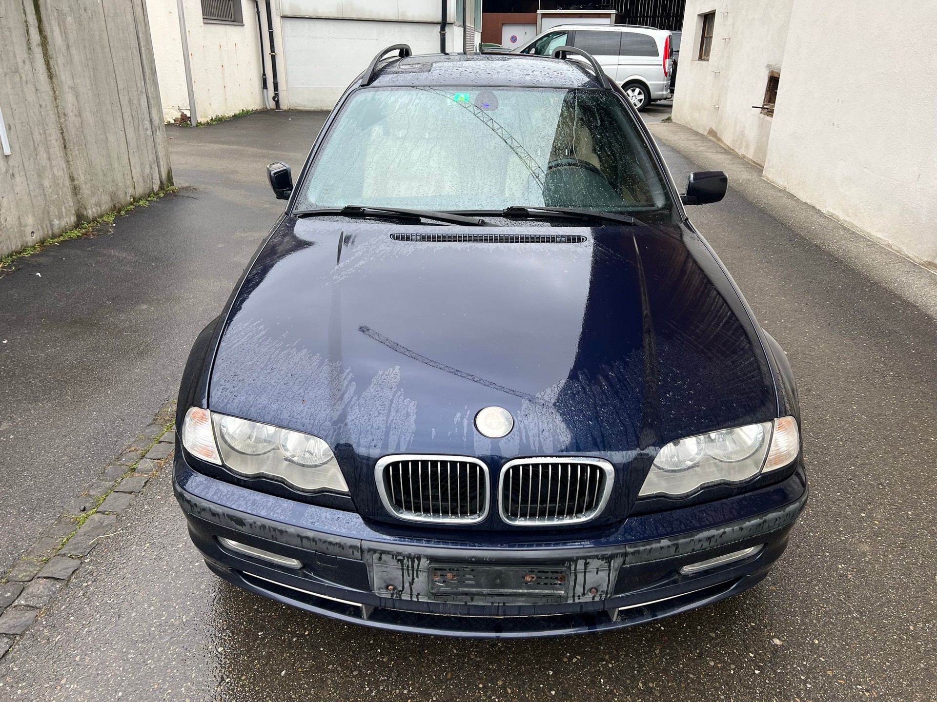 BMW 330xi Touring-image-1
