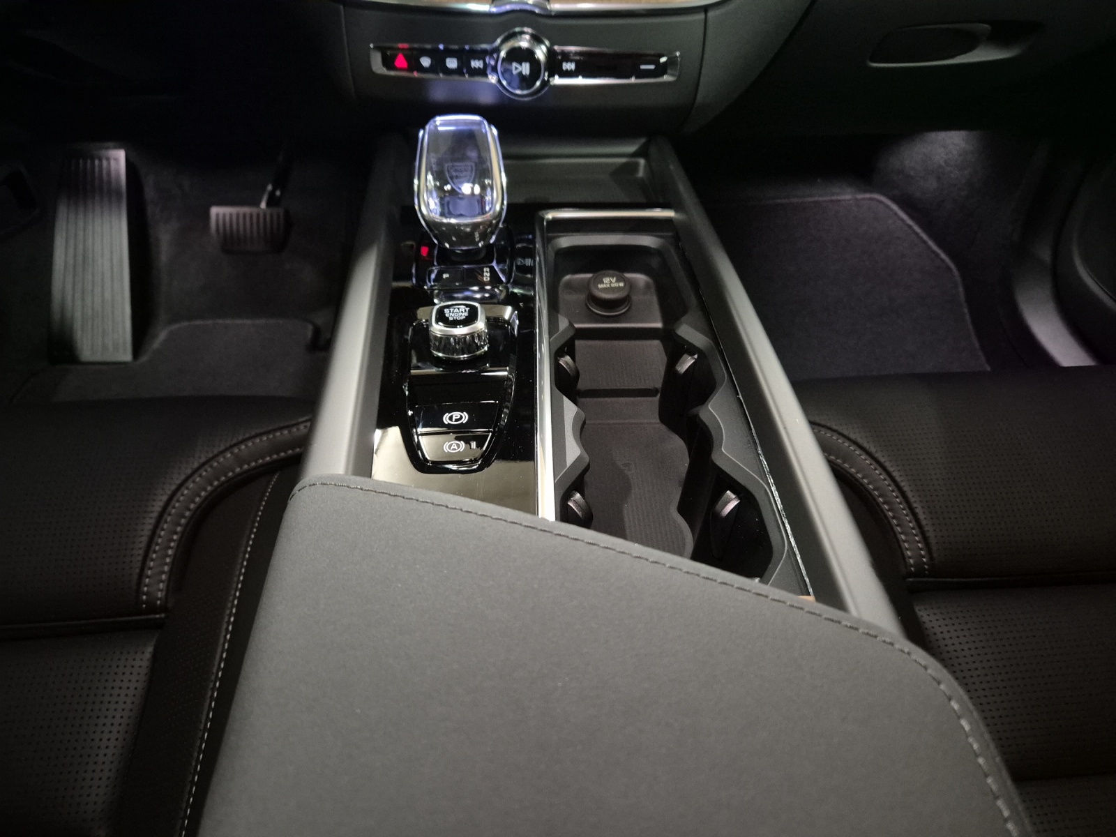 VOLVO XC60 2.0 T6 TE Ultra Dark eAWD-image-16