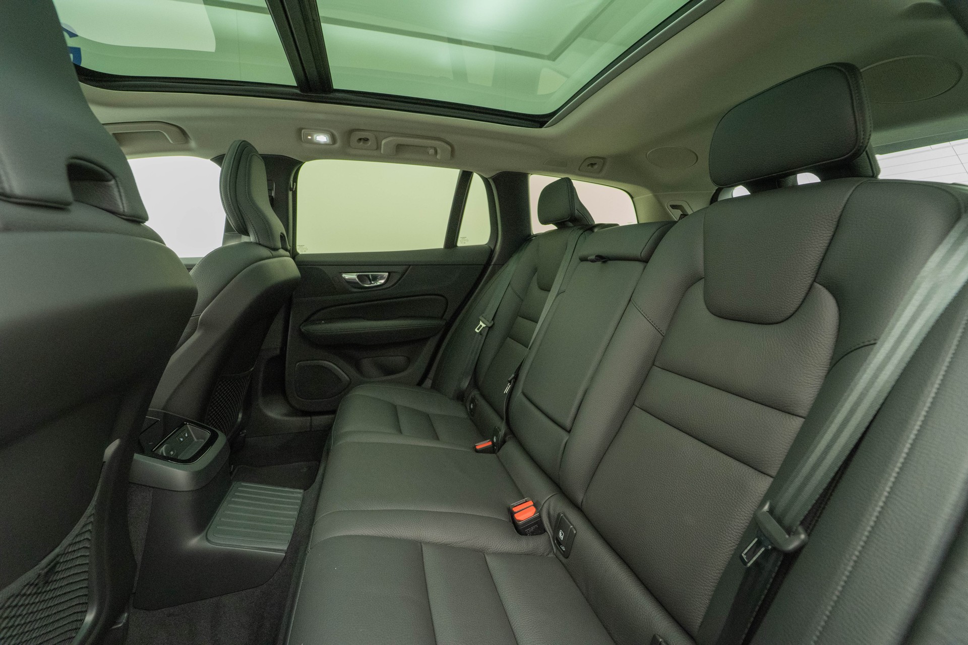 VOLVO V60 2.0 T8 TE Ultra Dark for Business eAWD-image-8