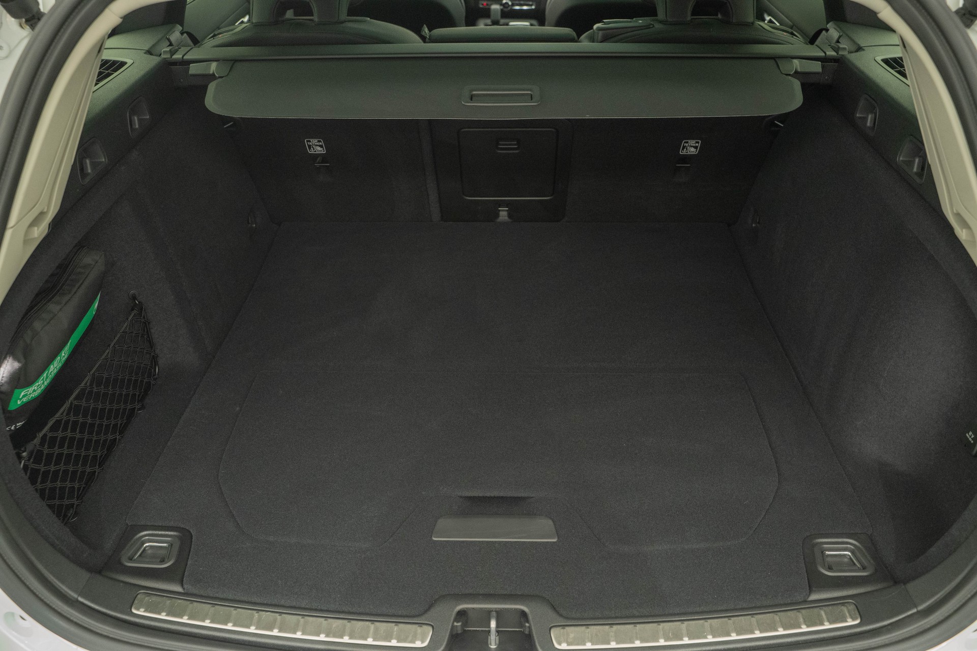VOLVO V60 2.0 T8 TE Ultra Dark for Business eAWD-image-4