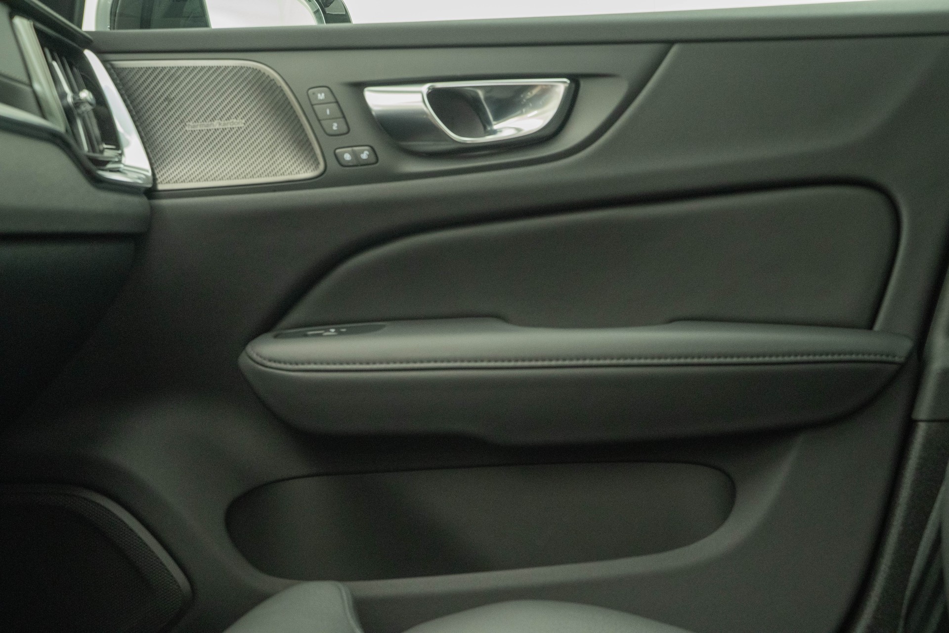 VOLVO V60 2.0 T8 TE Ultra Dark for Business eAWD-image-13