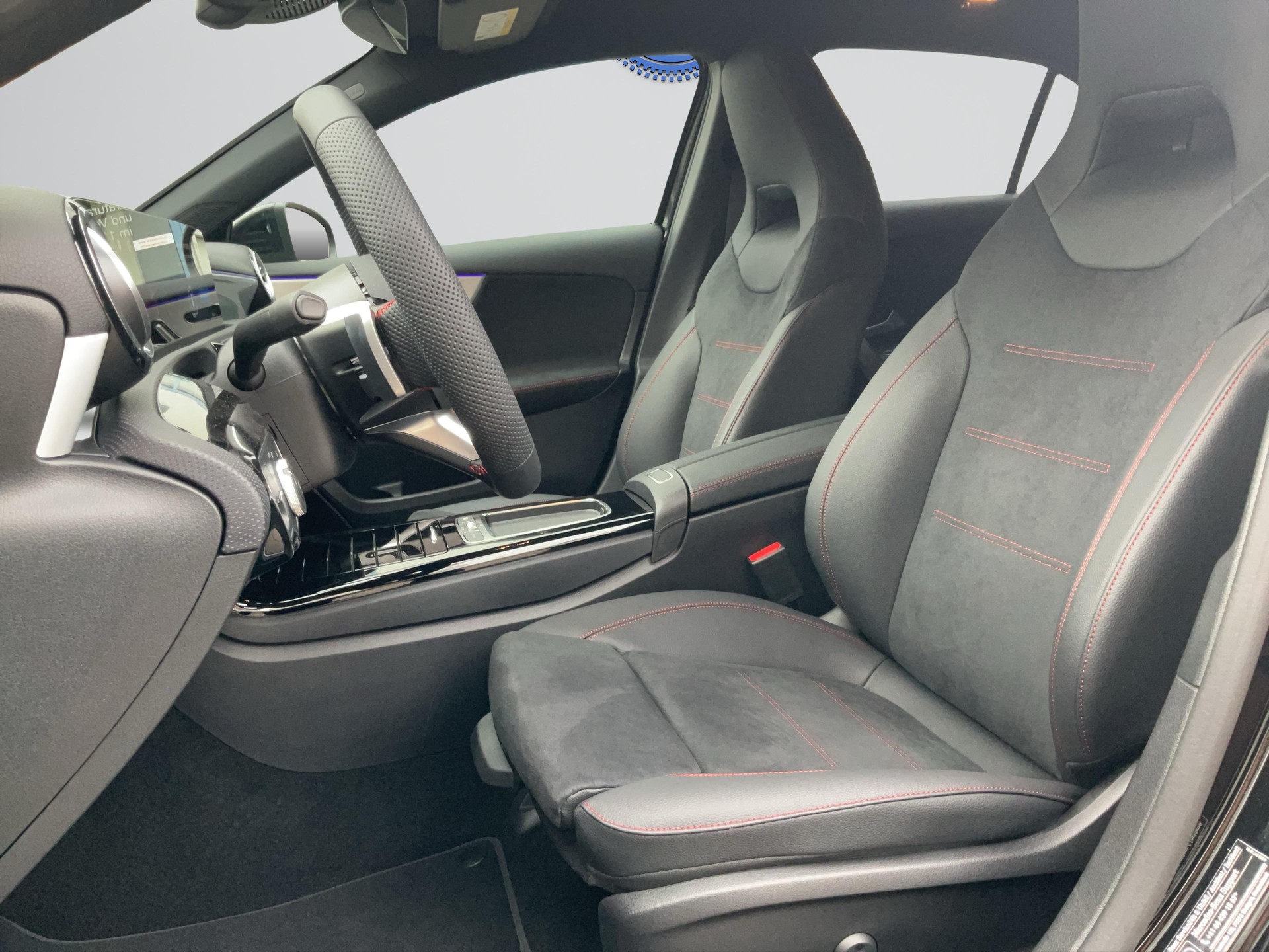 MERCEDES-BENZ A 200 Night Star AMG Line-image-4
