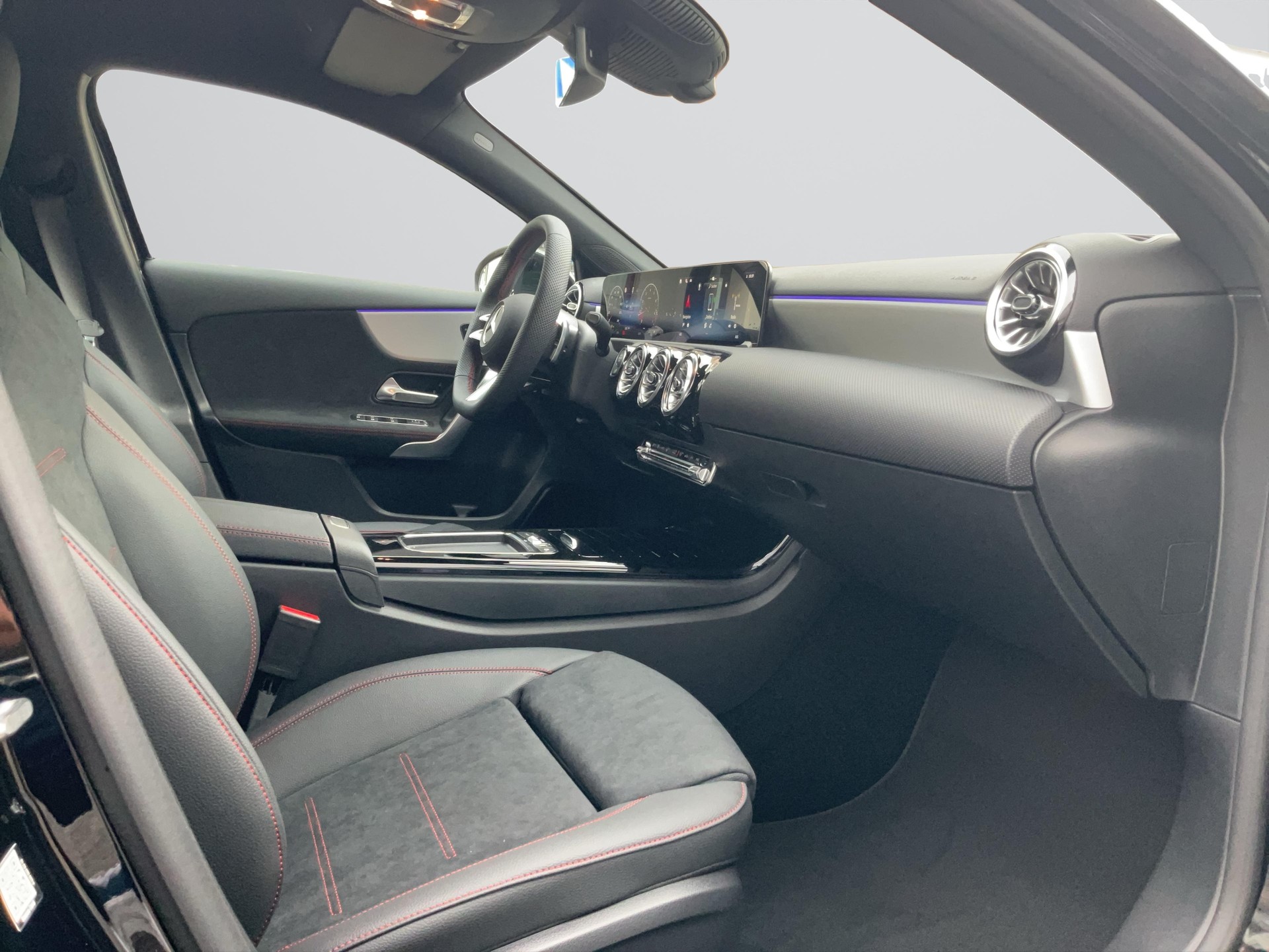 MERCEDES-BENZ A 200 Night Star AMG Line-image-6