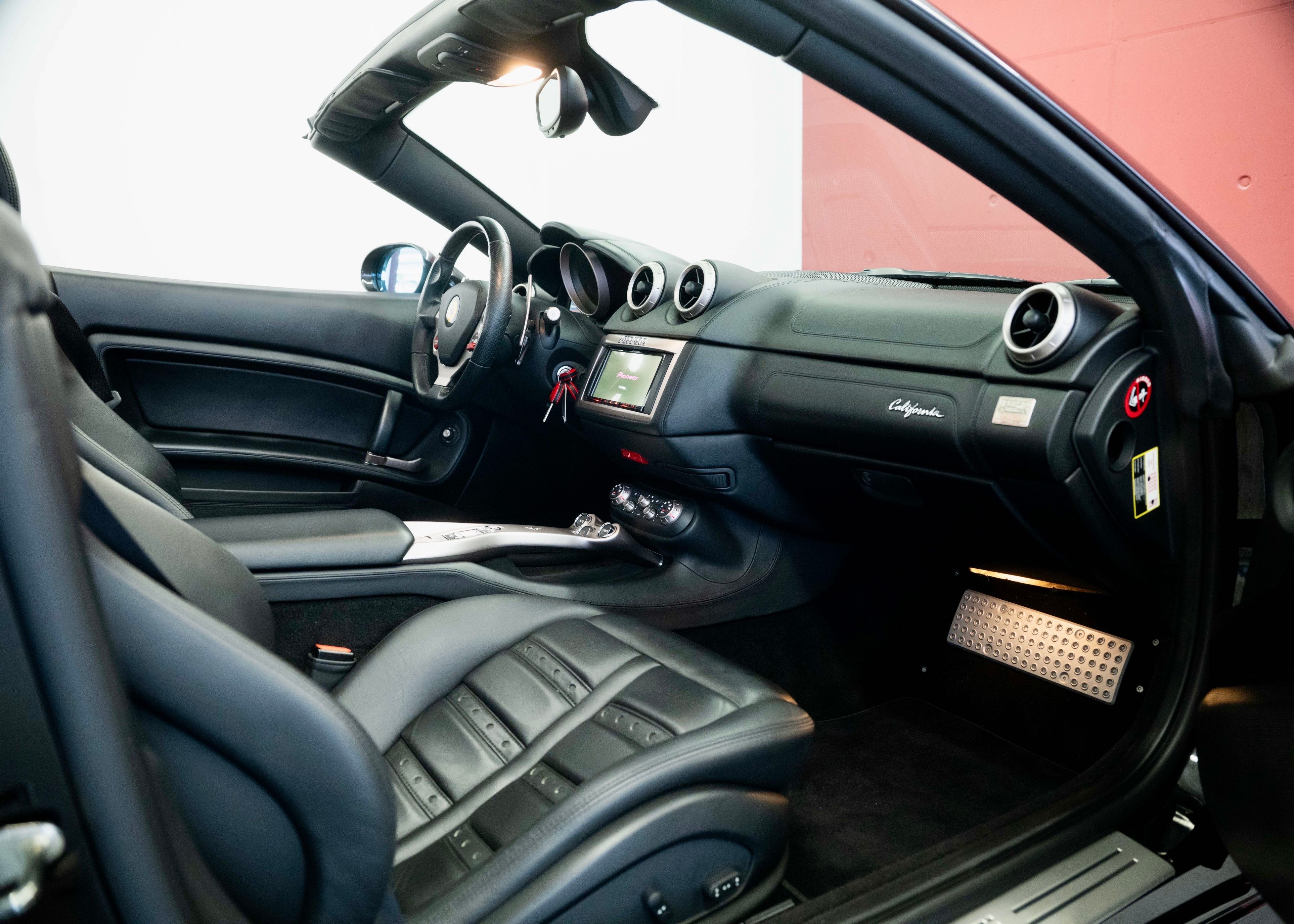 Image FERRARI CALIFORNIA California 4.3 V8 (2nd hand, Swiss model, 100% original, full Ferrari service history)