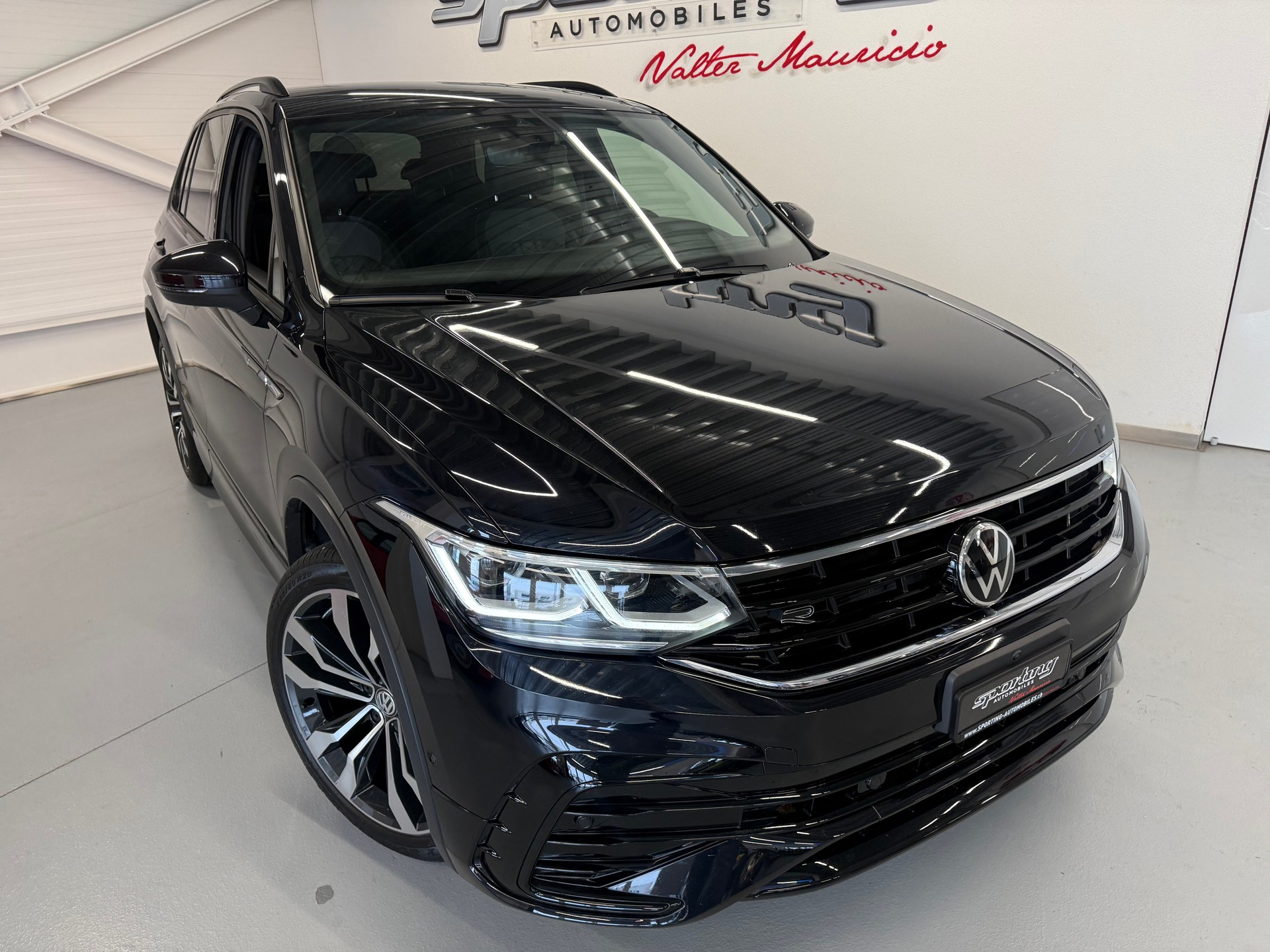 VW Tiguan 2.0 TDI SCR R-Line 4Motion DSG-image-2