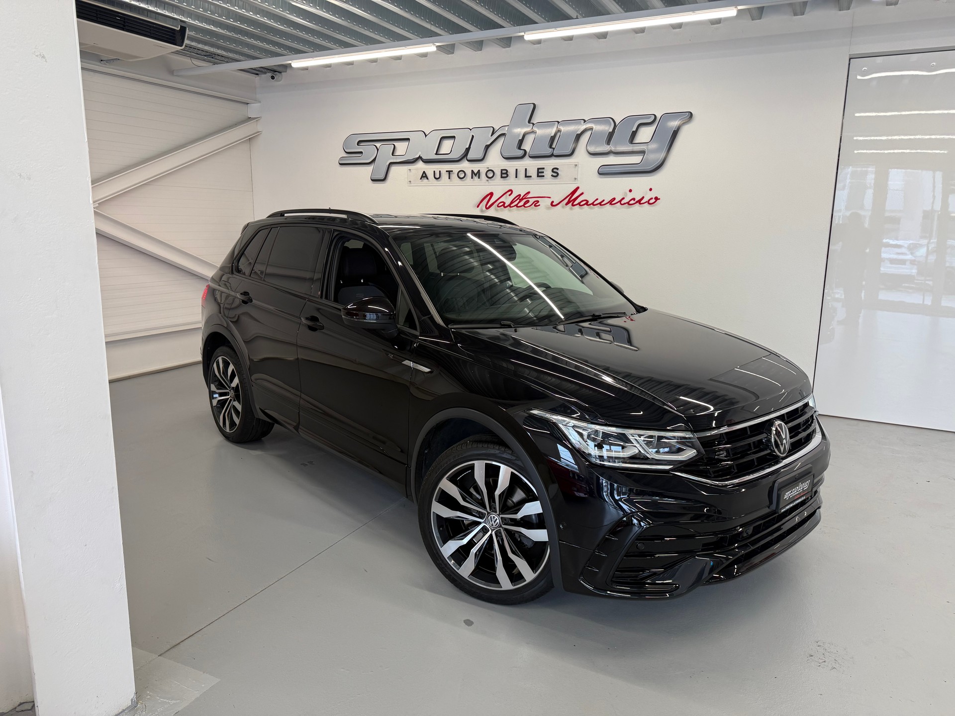 VW Tiguan 2.0 TDI SCR R-Line 4Motion DSG-image-1