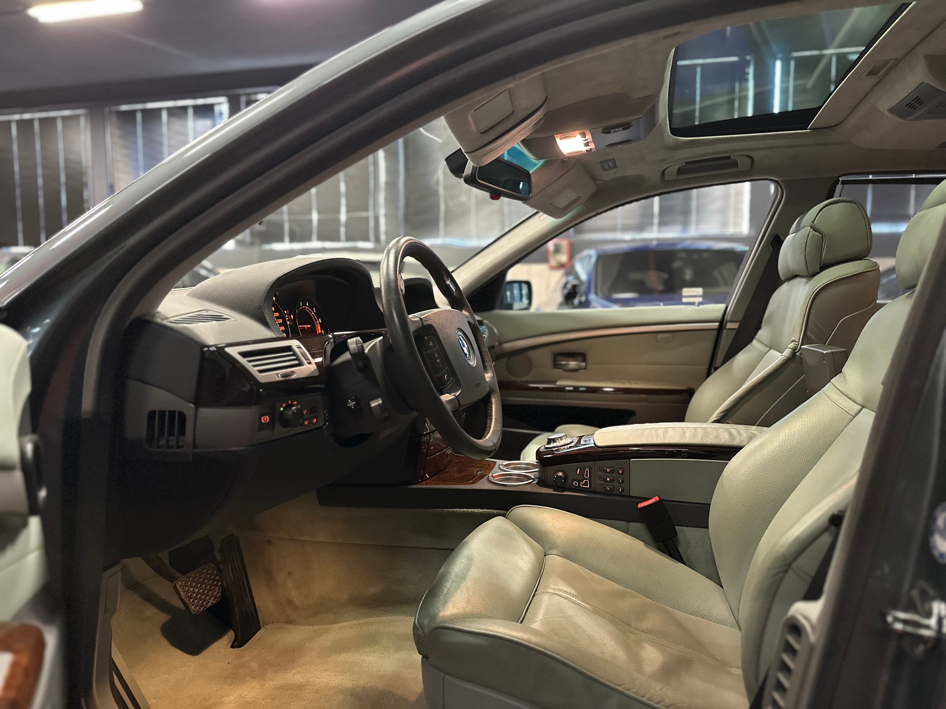 BMW 760i L Individual / CH Fahrzeug - Garantierte KM !!-image-9