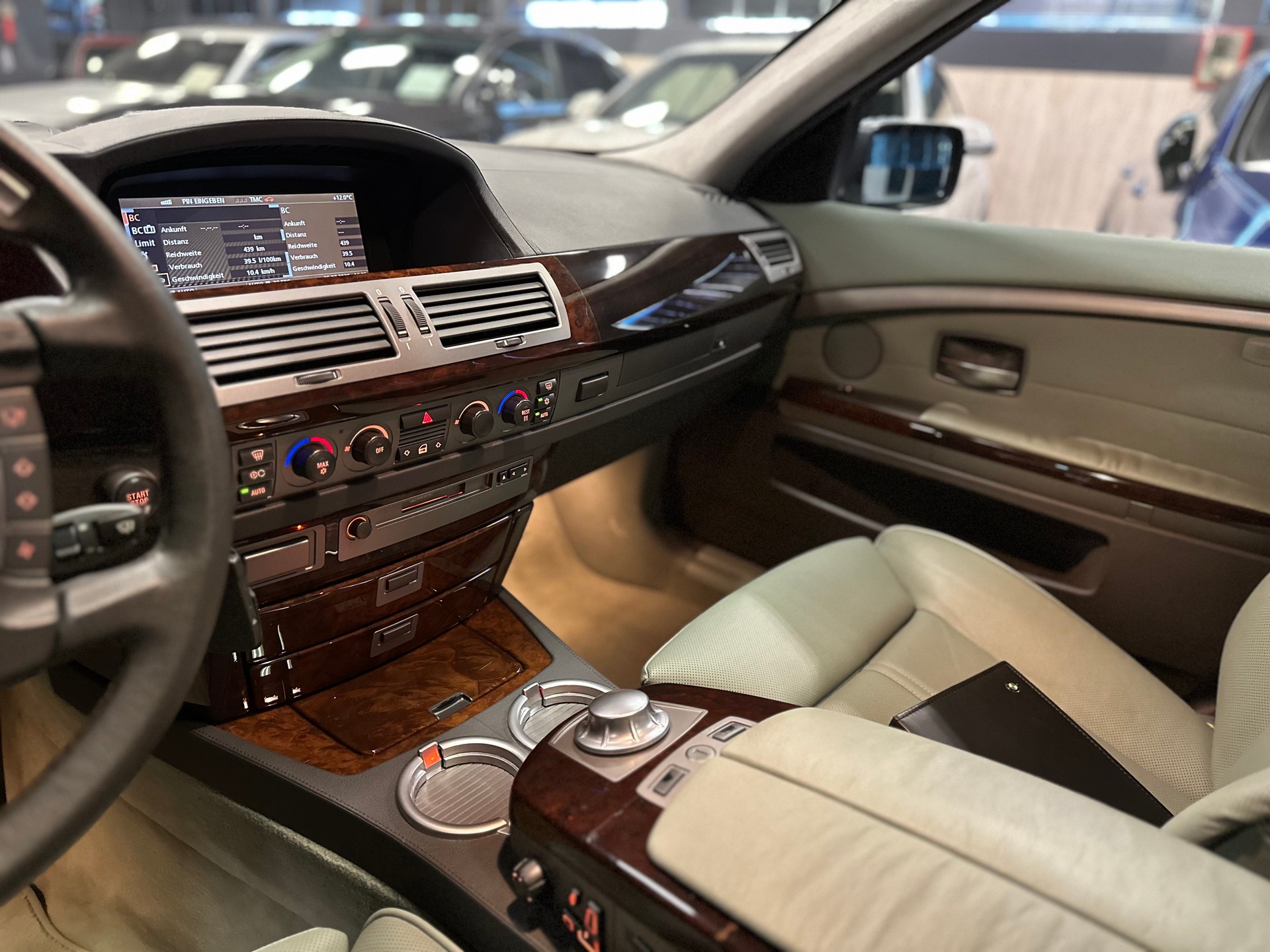 BMW 760i L Individual / CH Fahrzeug - Garantierte KM !!-image-13