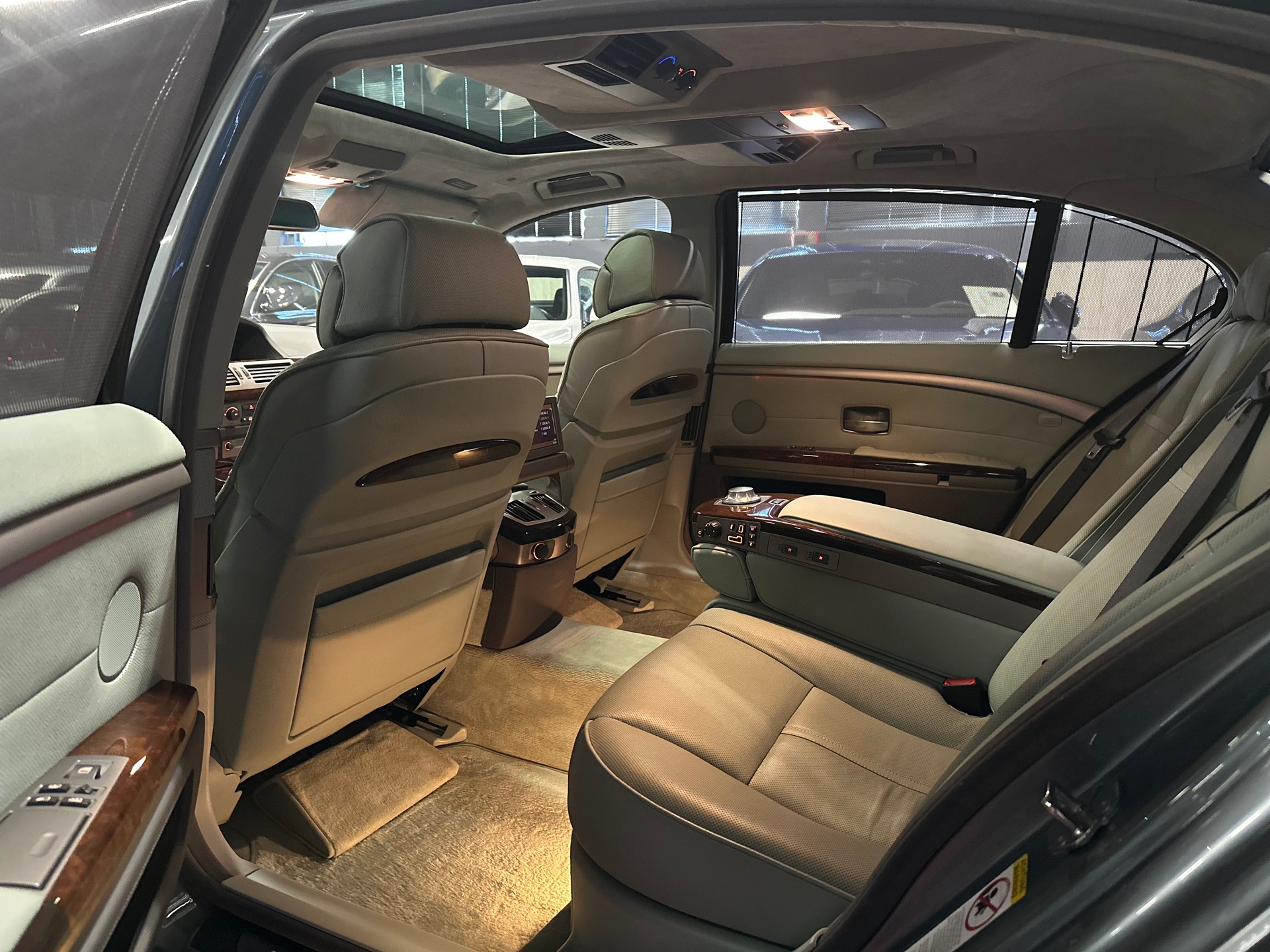 BMW 760i L Individual / CH Fahrzeug - Garantierte KM !!-image-17