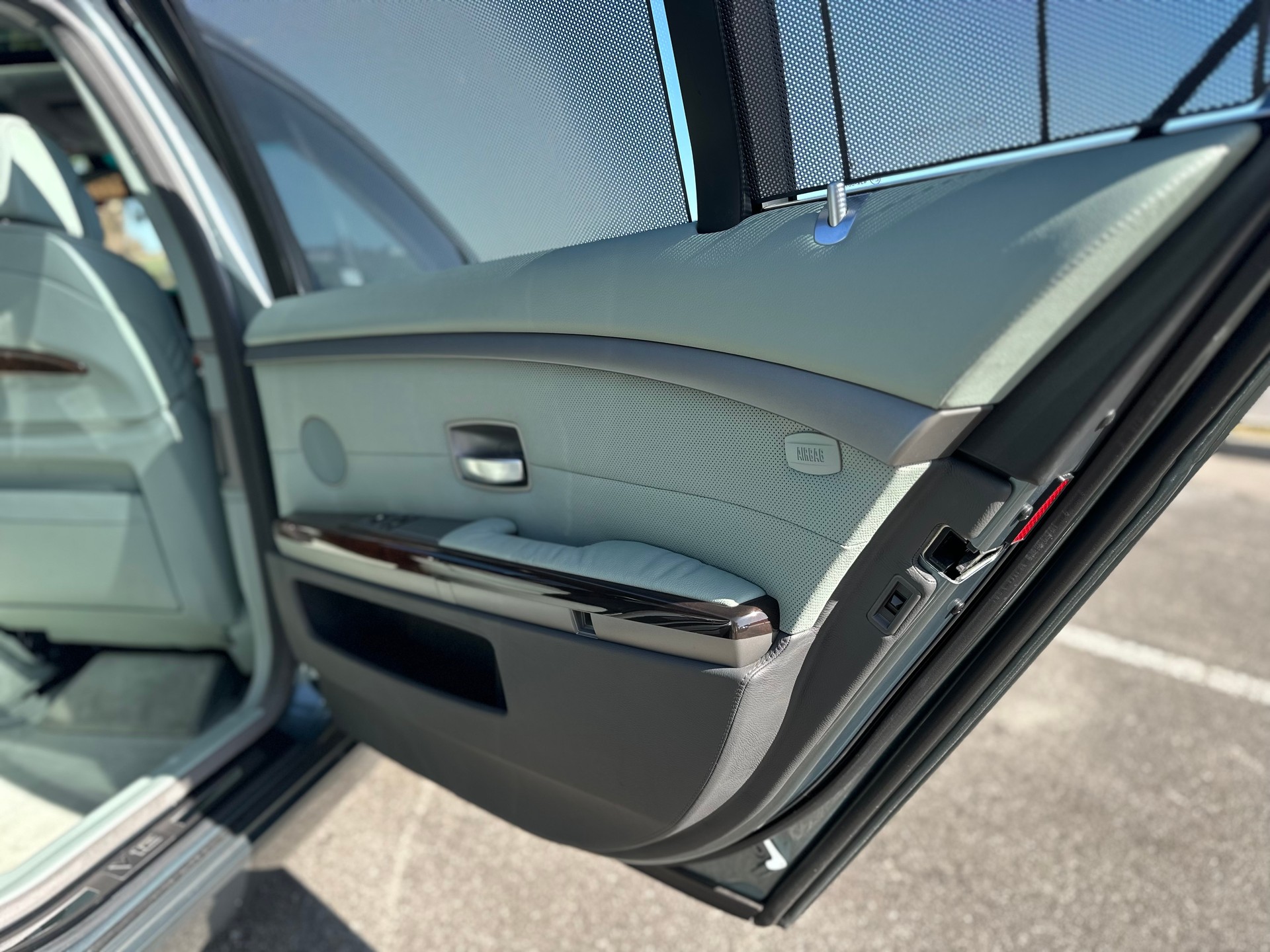 BMW 760i L Individual / CH Fahrzeug - Garantierte KM !!-image-30