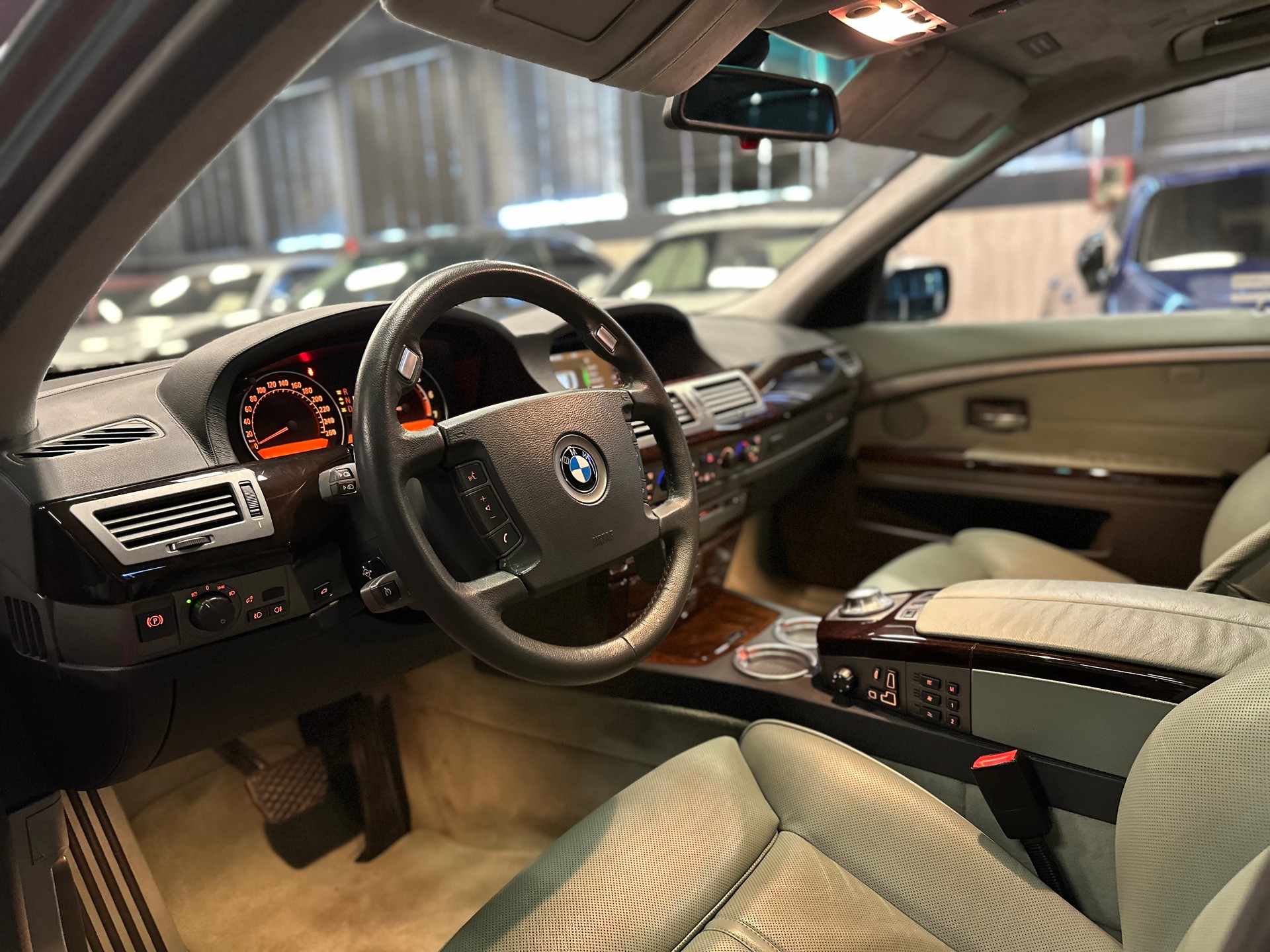 BMW 760i L Individual / CH Fahrzeug - Garantierte KM !!-image-10