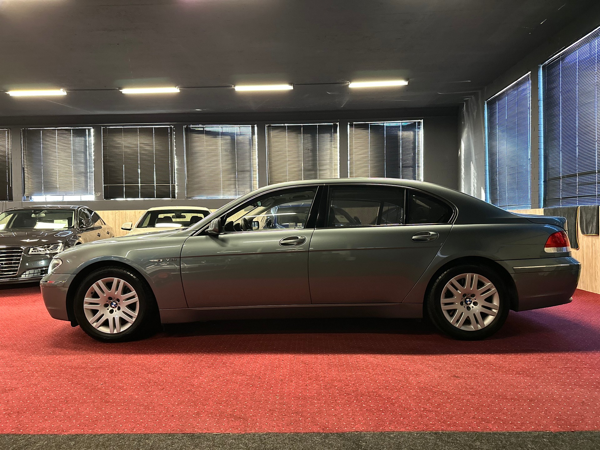 BMW 760i L Individual / CH Fahrzeug - Garantierte KM !!-image-7