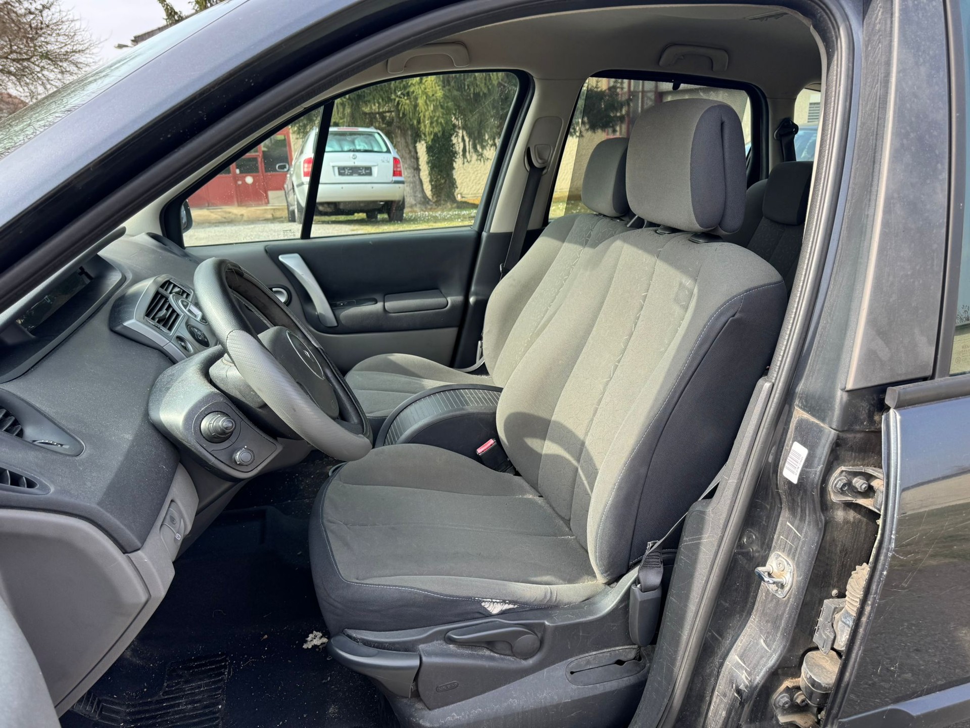 RENAULT Grand Scénic 1.9 dCi Dynamique-image-14